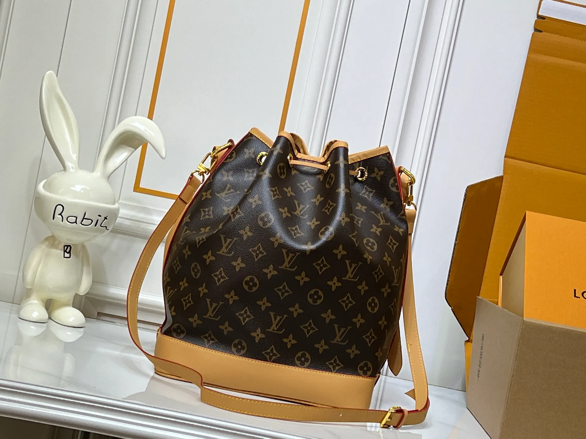 Batch 300💰Retro bucket large size ⬇️M42224 M42225 LV limited edition drawstring bucket bag The king of cost performance This is an awesome bag type, very worth buying. It is very considerate and adds a medium-length shoulder strap. It can be said to be very good. The upper body is really elegant! Size: 35*26*20