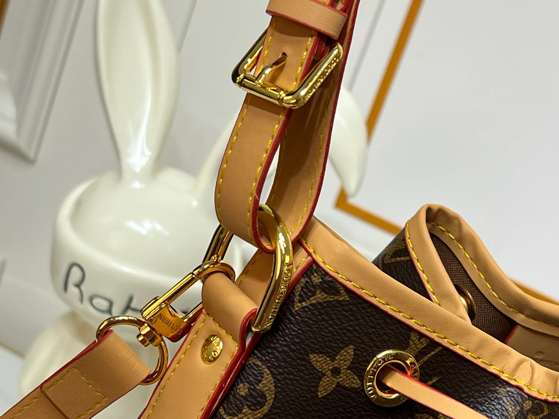 Batch 300💰Retro bucket large size ⬇️M42224 M42225 LV limited edition drawstring bucket bag The king of cost performance This is an awesome bag type, very worth buying. It is very considerate and adds a medium-length shoulder strap. It can be said to be very good. The upper body is really elegant! Size: 35*26*20