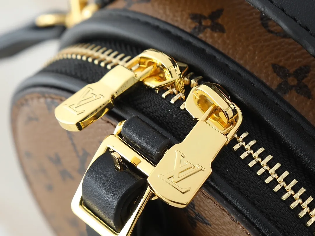 💰240💰Upgraded from original M83575 M83614 This Mini Boîte Chapeau handbag is made of Monogram canvas to create a classic configuration, with a leather nameplate and Malletage quilted lining to highlight the brand heritage. The large accordion compartment opens with a zipper and the detachable shoulder strap makes it suitable for carrying by hand, shoulder or as a waist bag. Dimensions: 13.0 x 12.0 x 6.5 cm (length x height x width)