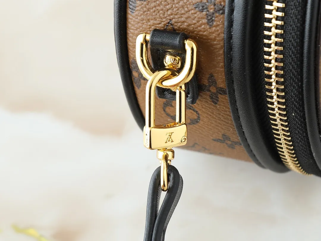 💰240💰Upgraded from original M83575 M83614 This Mini Boîte Chapeau handbag is made of Monogram canvas to create a classic configuration, with a leather nameplate and Malletage quilted lining to highlight the brand heritage. The large accordion compartment opens with a zipper and the detachable shoulder strap makes it suitable for carrying by hand, shoulder or as a waist bag. Dimensions: 13.0 x 12.0 x 6.5 cm (length x height x width)