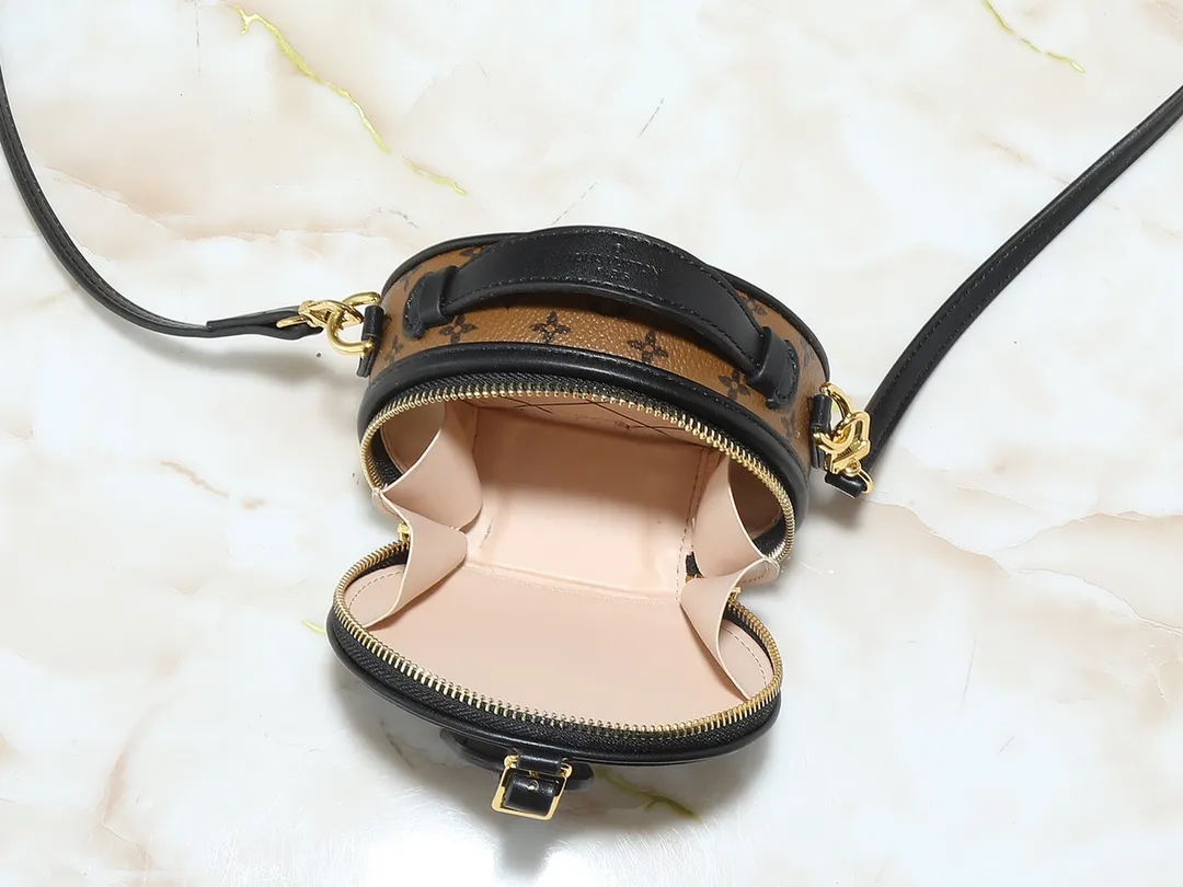 💰240💰Upgraded from original M83575 M83614 This Mini Boîte Chapeau handbag is made of Monogram canvas to create a classic configuration, with a leather nameplate and Malletage quilted lining to highlight the brand heritage. The large accordion compartment opens with a zipper and the detachable shoulder strap makes it suitable for carrying by hand, shoulder or as a waist bag. Dimensions: 13.0 x 12.0 x 6.5 cm (length x height x width)