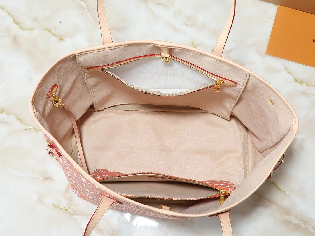 💰300💰Upgraded original M40995 The legendary Neverfull handbag can always meet your various handbag needs. It has a large capacity but is not bulky. It is stiff and soft to the touch, making it suitable for home and travel. Tighten the side ties and it instantly transforms into a stylish urban handbag. Loosen the straps and it transforms into a chic and practical handbag. The slender leather handle can be carried over the shoulder or between the arms. The model shown here is made of Damier Ebène canvas. Dimensions: 31.0 x 28.0 x 14.0 cm