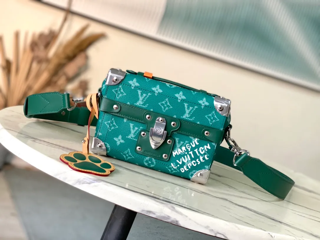 💰1240 Top Original M12686 This Soul Trunk handbag is made of Monogram Eclipse Cc canvas, with a soft and close-fitting compact structure for comfortable cross-body wear. Reinforced corners, leather details and a Tumbler lock add to the collection's identity. 19 x 15 x 7 cm (length x height x width)