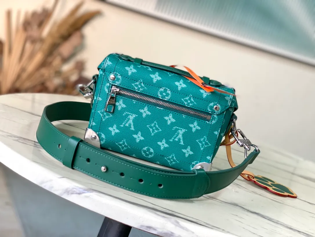 💰1240 Top Original M12686 This Soul Trunk handbag is made of Monogram Eclipse Cc canvas, with a soft and close-fitting compact structure for comfortable cross-body wear. Reinforced corners, leather details and a Tumbler lock add to the collection's identity. 19 x 15 x 7 cm (length x height x width)
