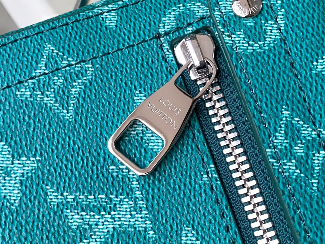💰1240 Top Original M12686 This Soul Trunk handbag is made of Monogram Eclipse Cc canvas, with a soft and close-fitting compact structure for comfortable cross-body wear. Reinforced corners, leather details and a Tumbler lock add to the collection's identity. 19 x 15 x 7 cm (length x height x width)