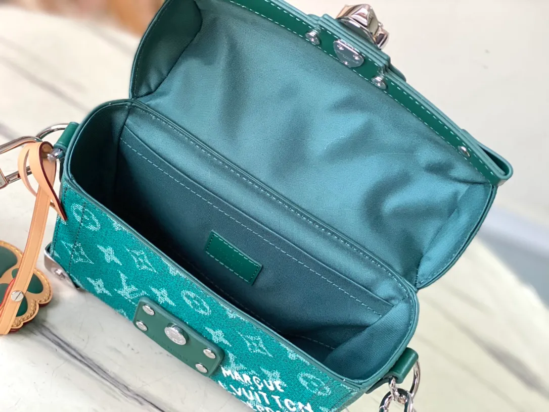 💰1240 Top Original M12686 This Soul Trunk handbag is made of Monogram Eclipse Cc canvas, with a soft and close-fitting compact structure for comfortable cross-body wear. Reinforced corners, leather details and a Tumbler lock add to the collection's identity. 19 x 15 x 7 cm (length x height x width)
