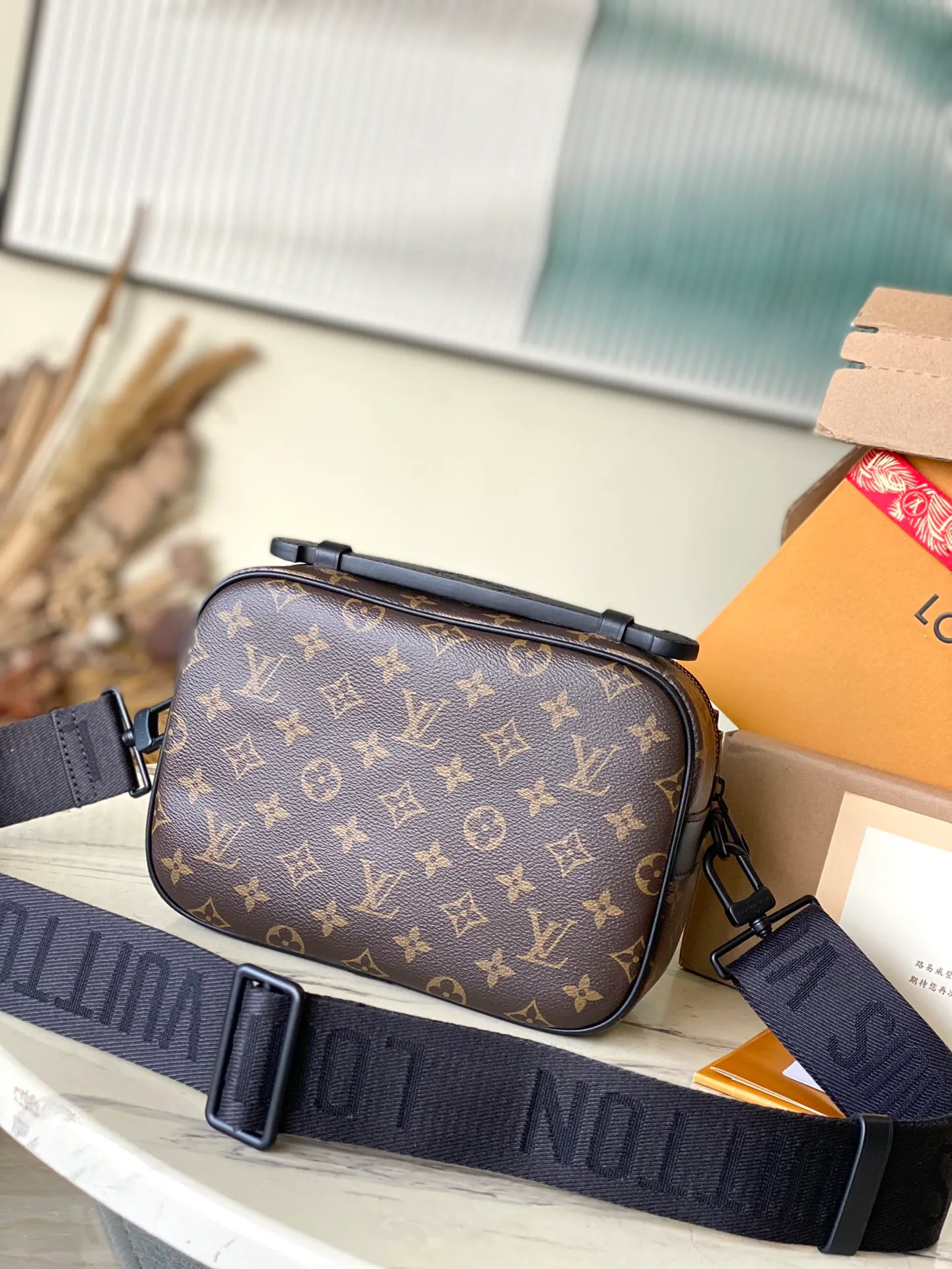 💰960 Top original order M45806 supports counter inspection. The photo taken of duty-free goods is consistent with the product and has not been unpacked. This product is an exclusive duty-free product in the market and is the highest-end product. Inspection is supported. This product has passed strict inspection and is flawless. Please wear gloves when touching the product. This product is not returnable or exchangeable. Please confirm the product first and then remove the label on the handle. This product is temporarily not open to the public, only regular customers, and is in short supply. Dimensions: 22 x 18 x 8 cm