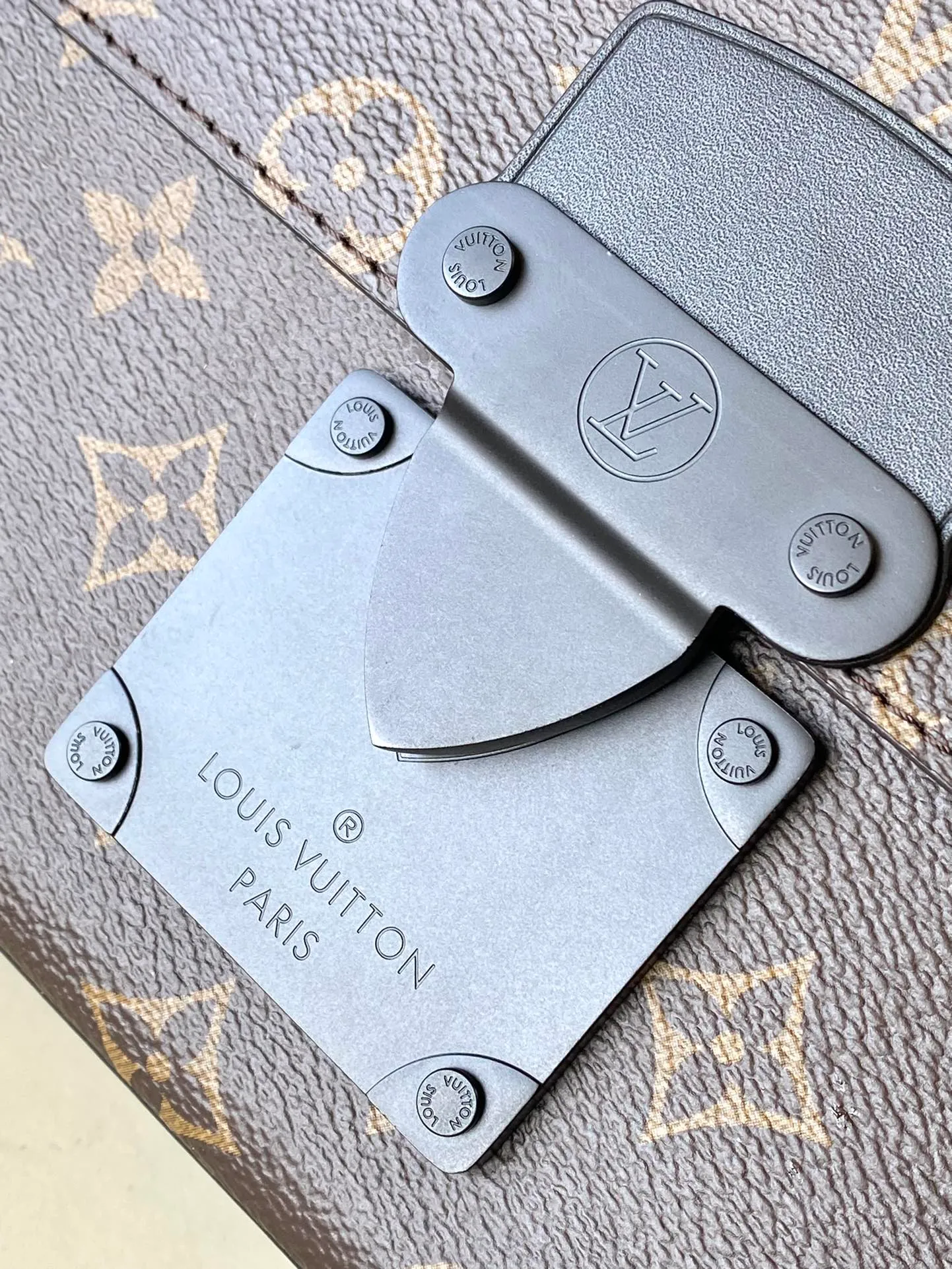 💰960 Top original order M45806 supports counter inspection. The photo taken of duty-free goods is consistent with the product and has not been unpacked. This product is an exclusive duty-free product in the market and is the highest-end product. Inspection is supported. This product has passed strict inspection and is flawless. Please wear gloves when touching the product. This product is not returnable or exchangeable. Please confirm the product first and then remove the label on the handle. This product is temporarily not open to the public, only regular customers, and is in short supply. Dimensions: 22 x 18 x 8 cm