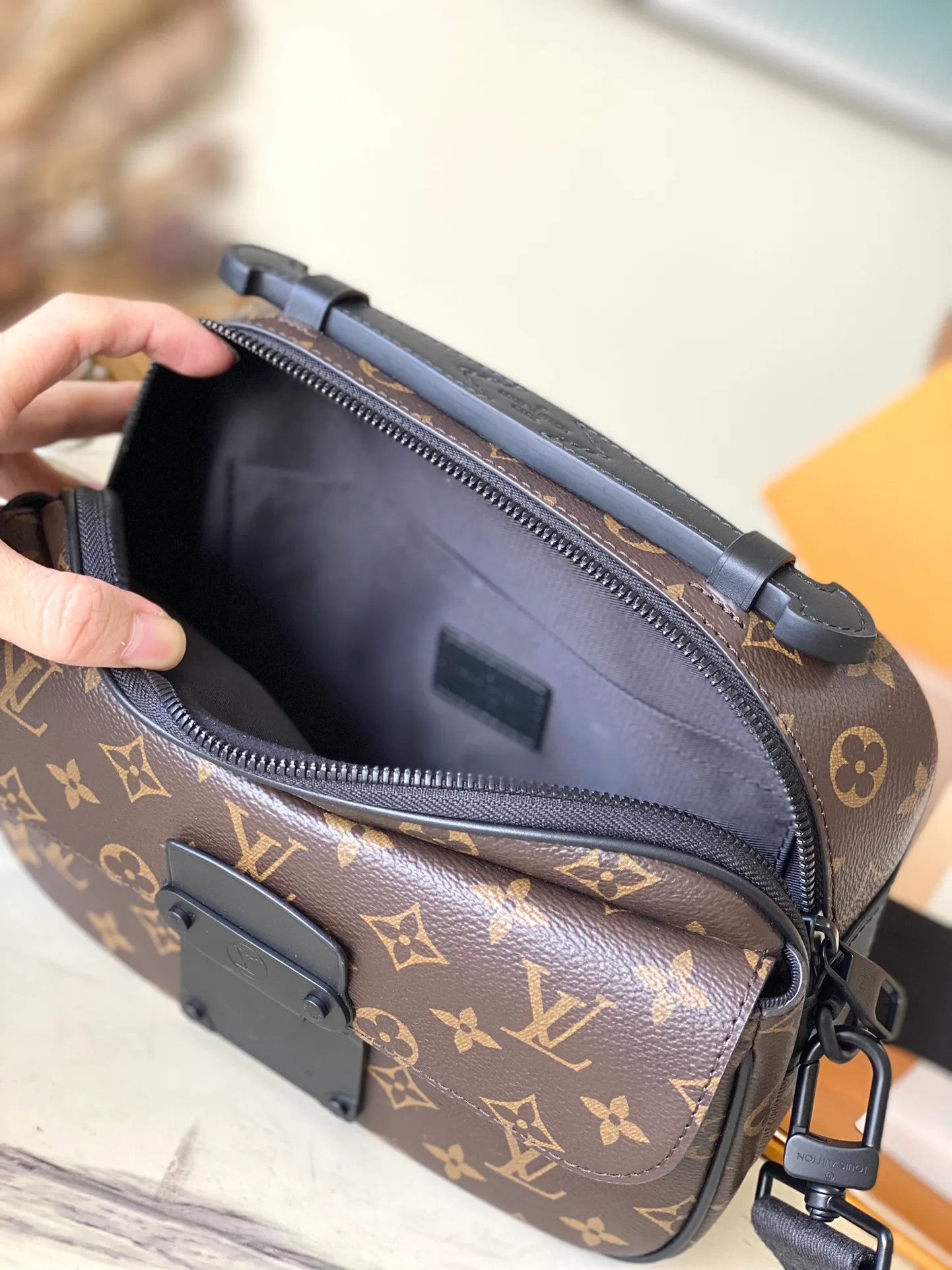 💰960 Top original order M45806 supports counter inspection. The photo taken of duty-free goods is consistent with the product and has not been unpacked. This product is an exclusive duty-free product in the market and is the highest-end product. Inspection is supported. This product has passed strict inspection and is flawless. Please wear gloves when touching the product. This product is not returnable or exchangeable. Please confirm the product first and then remove the label on the handle. This product is temporarily not open to the public, only regular customers, and is in short supply. Dimensions: 22 x 18 x 8 cm