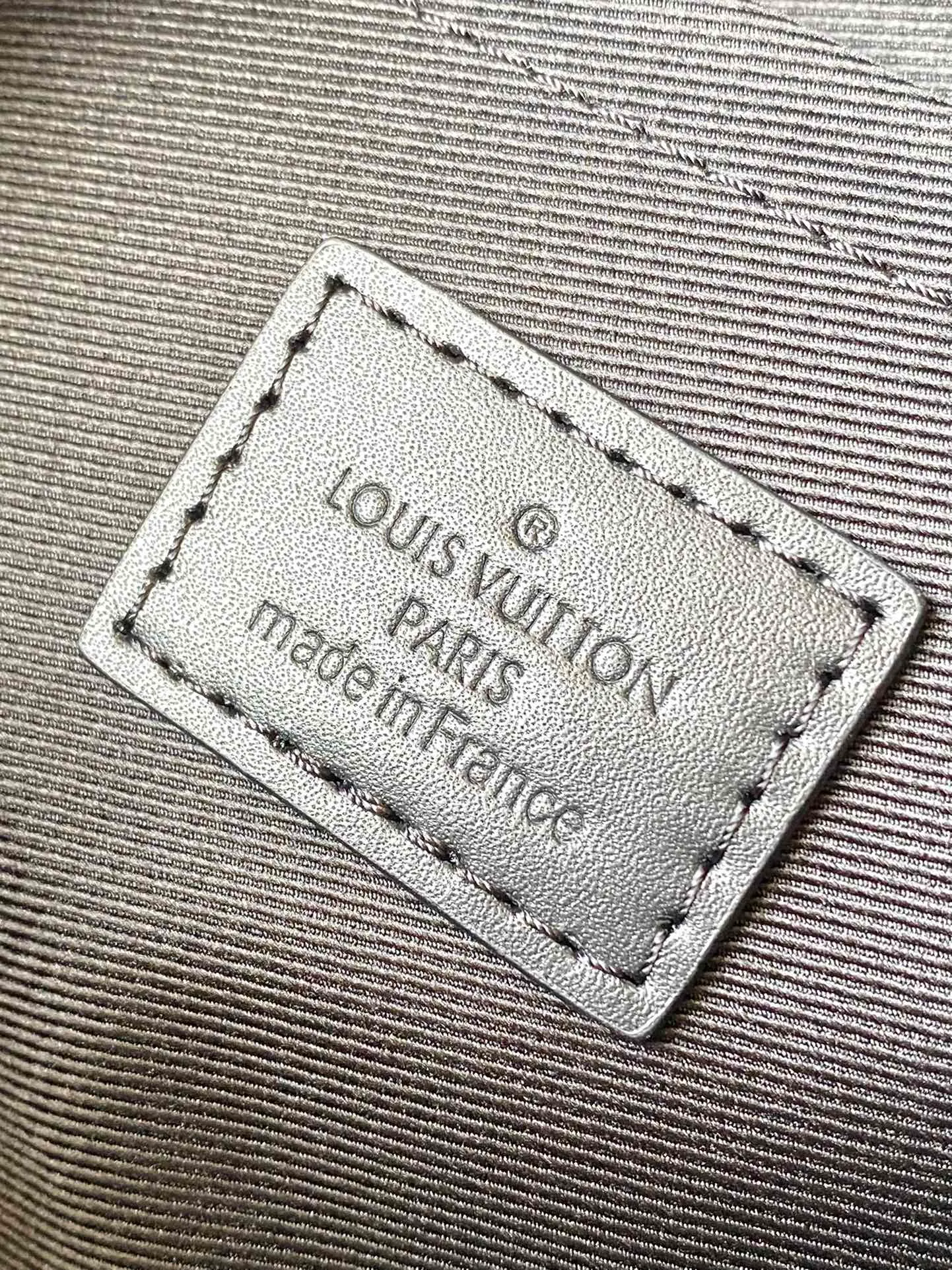💰960 Top original order M45806 supports counter inspection. The photo taken of duty-free goods is consistent with the product and has not been unpacked. This product is an exclusive duty-free product in the market and is the highest-end product. Inspection is supported. This product has passed strict inspection and is flawless. Please wear gloves when touching the product. This product is not returnable or exchangeable. Please confirm the product first and then remove the label on the handle. This product is temporarily not open to the public, only regular customers, and is in short supply. Dimensions: 22 x 18 x 8 cm