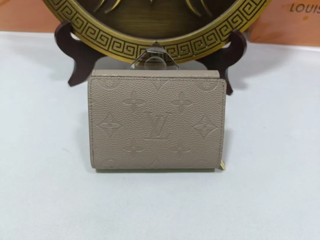 P160💰M80880 M81071 This Métis small wallet is made of soft Monogram Empreinte leather and decorated with the classic Monogram pattern, inspired by the Métis leather goods series. The wallet's flap is secured with a mini S-lock, a nod to traditional Louis Vuitton luggage. Compact yet practical, the wallet features a zippered accordion coin purse, two patch pockets and six credit card slots. Dimensions: 11.5 x 8.5 x 4 cm