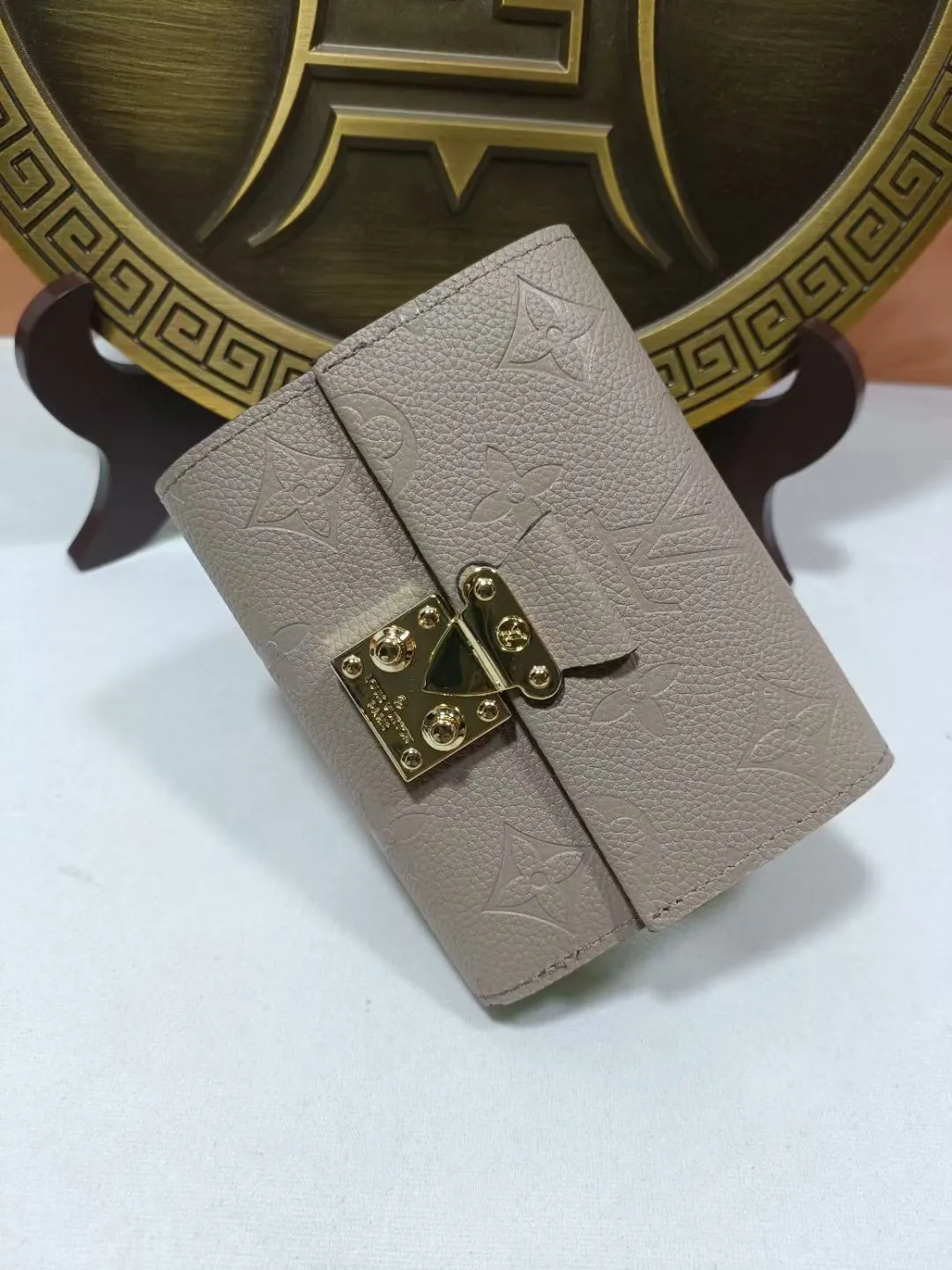 P160💰M80880 M81071 This Métis small wallet is made of soft Monogram Empreinte leather and decorated with the classic Monogram pattern, inspired by the Métis leather goods series. The wallet's flap is secured with a mini S-lock, a nod to traditional Louis Vuitton luggage. Compact yet practical, the wallet features a zippered accordion coin purse, two patch pockets and six credit card slots. Dimensions: 11.5 x 8.5 x 4 cm