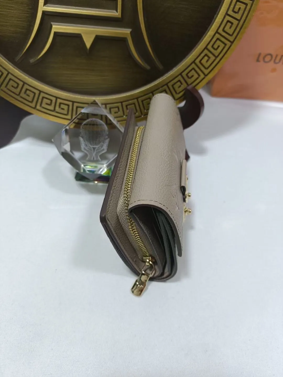 P160💰M80880 M81071 This Métis small wallet is made of soft Monogram Empreinte leather and decorated with the classic Monogram pattern, inspired by the Métis leather goods series. The wallet's flap is secured with a mini S-lock, a nod to traditional Louis Vuitton luggage. Compact yet practical, the wallet features a zippered accordion coin purse, two patch pockets and six credit card slots. Dimensions: 11.5 x 8.5 x 4 cm