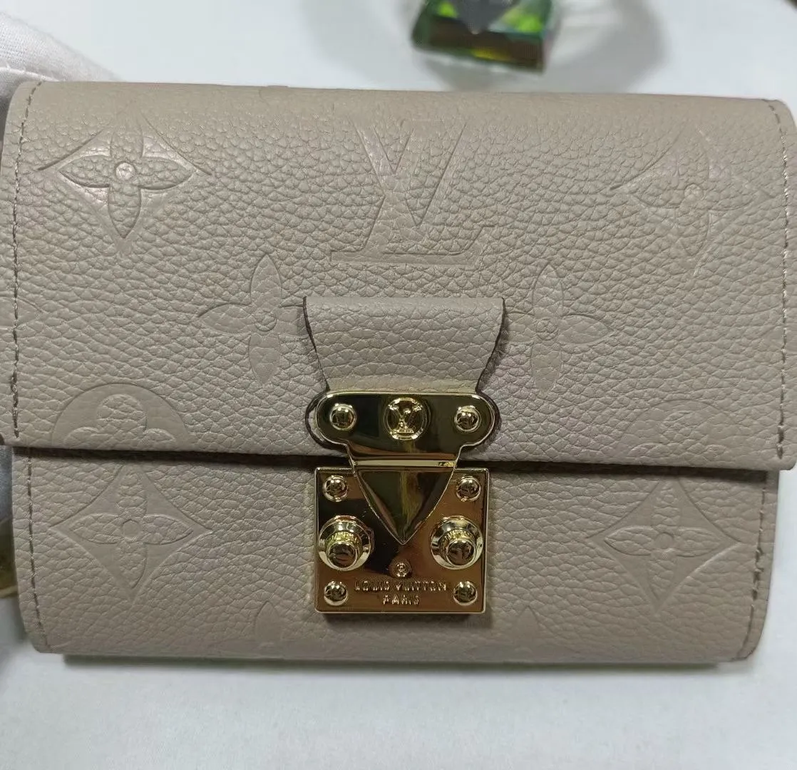 P160💰M80880 M81071 This Métis small wallet is made of soft Monogram Empreinte leather and decorated with the classic Monogram pattern, inspired by the Métis leather goods series. The wallet's flap is secured with a mini S-lock, a nod to traditional Louis Vuitton luggage. Compact yet practical, the wallet features a zippered accordion coin purse, two patch pockets and six credit card slots. Dimensions: 11.5 x 8.5 x 4 cm