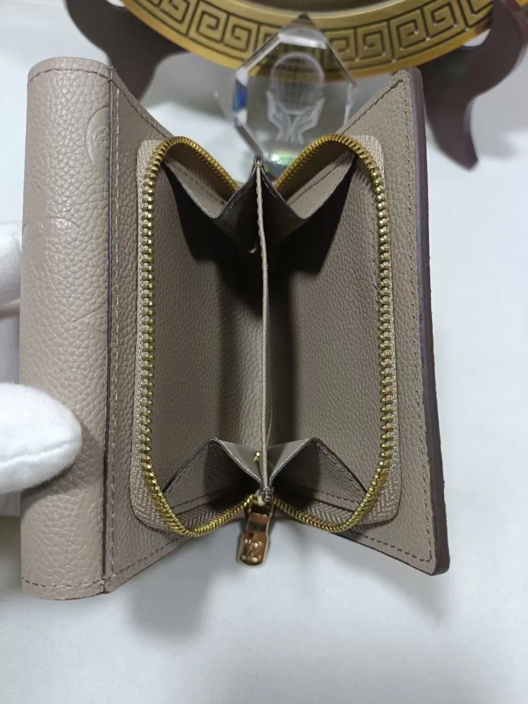 P160💰M80880 M81071 This Métis small wallet is made of soft Monogram Empreinte leather and decorated with the classic Monogram pattern, inspired by the Métis leather goods series. The wallet's flap is secured with a mini S-lock, a nod to traditional Louis Vuitton luggage. Compact yet practical, the wallet features a zippered accordion coin purse, two patch pockets and six credit card slots. Dimensions: 11.5 x 8.5 x 4 cm