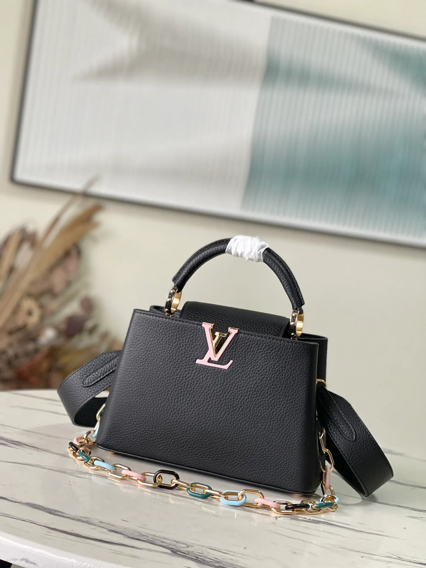 💰2660 (Special Grade Original Leather) M21641 Black Small This Capucines small handbag is made of Taurillon leather, with metal and resin links interlocking with each other, adding a fun carrying method in addition to the top handle and detachable wide shoulder strap. The signature flap of the Capucines collection is tucked in to reveal the logo. Dimensions: 27 x 18 x 9 cm