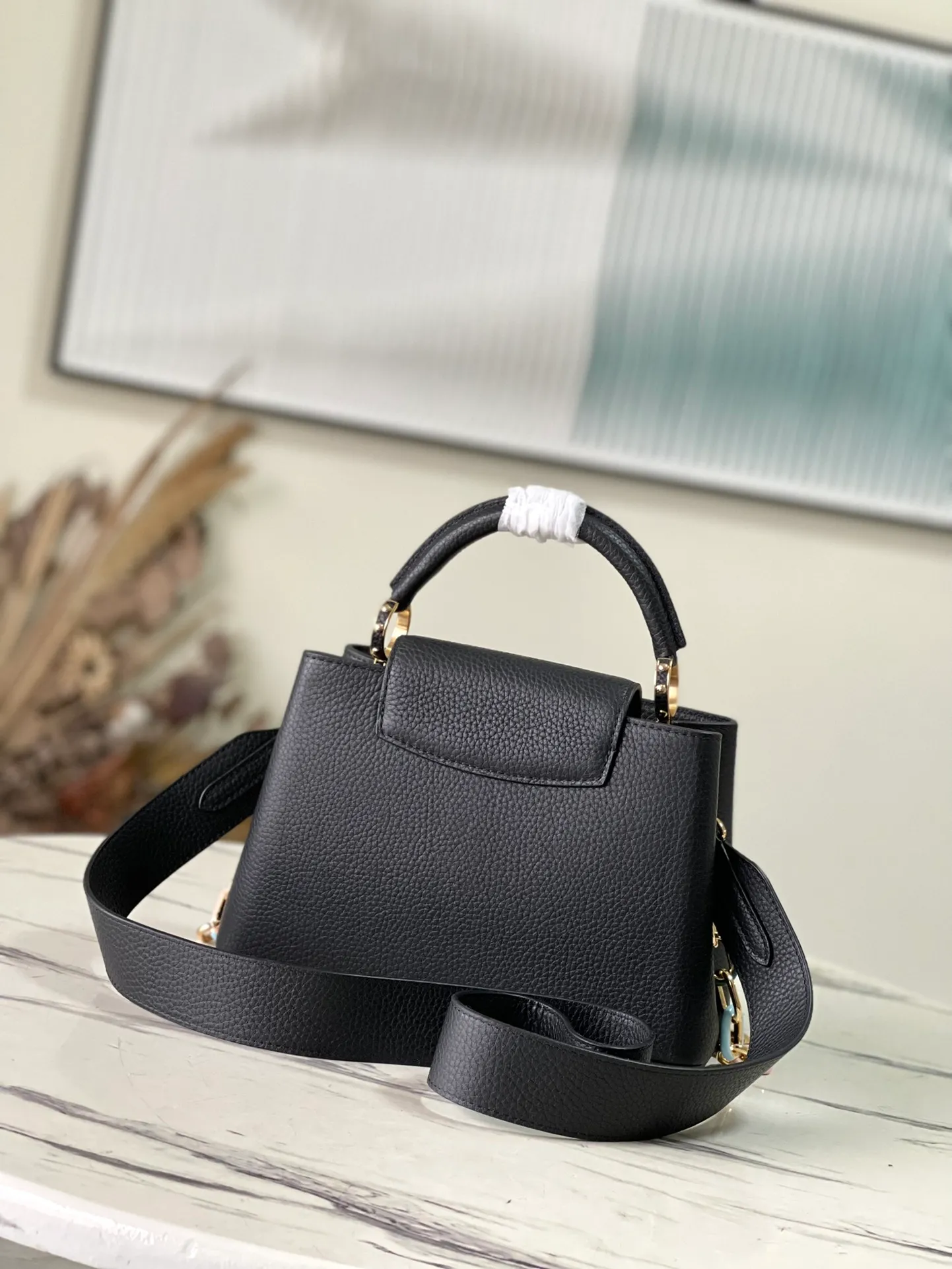 💰2660 (Special Grade Original Leather) M21641 Black Small This Capucines small handbag is made of Taurillon leather, with metal and resin links interlocking with each other, adding a fun carrying method in addition to the top handle and detachable wide shoulder strap. The signature flap of the Capucines collection is tucked in to reveal the logo. Dimensions: 27 x 18 x 9 cm