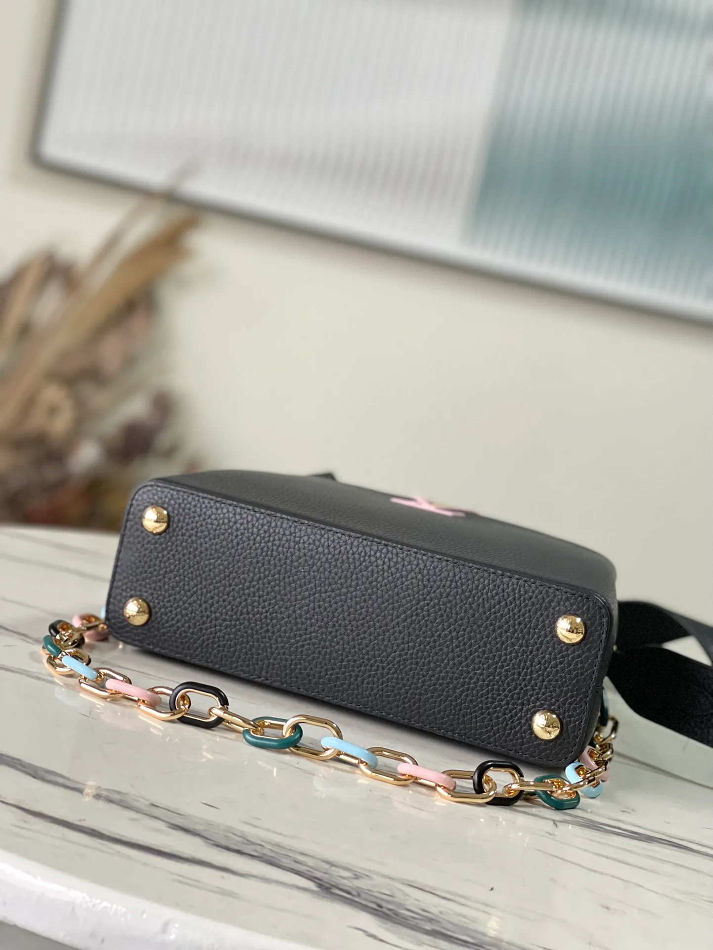 💰2660 (Special Grade Original Leather) M21641 Black Small This Capucines small handbag is made of Taurillon leather, with metal and resin links interlocking with each other, adding a fun carrying method in addition to the top handle and detachable wide shoulder strap. The signature flap of the Capucines collection is tucked in to reveal the logo. Dimensions: 27 x 18 x 9 cm