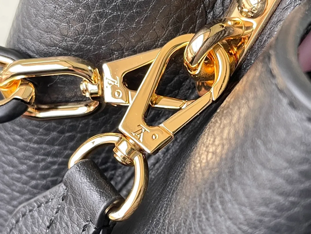 💰2660 (Special Grade Original Leather) M21641 Black Small This Capucines small handbag is made of Taurillon leather, with metal and resin links interlocking with each other, adding a fun carrying method in addition to the top handle and detachable wide shoulder strap. The signature flap of the Capucines collection is tucked in to reveal the logo. Dimensions: 27 x 18 x 9 cm
