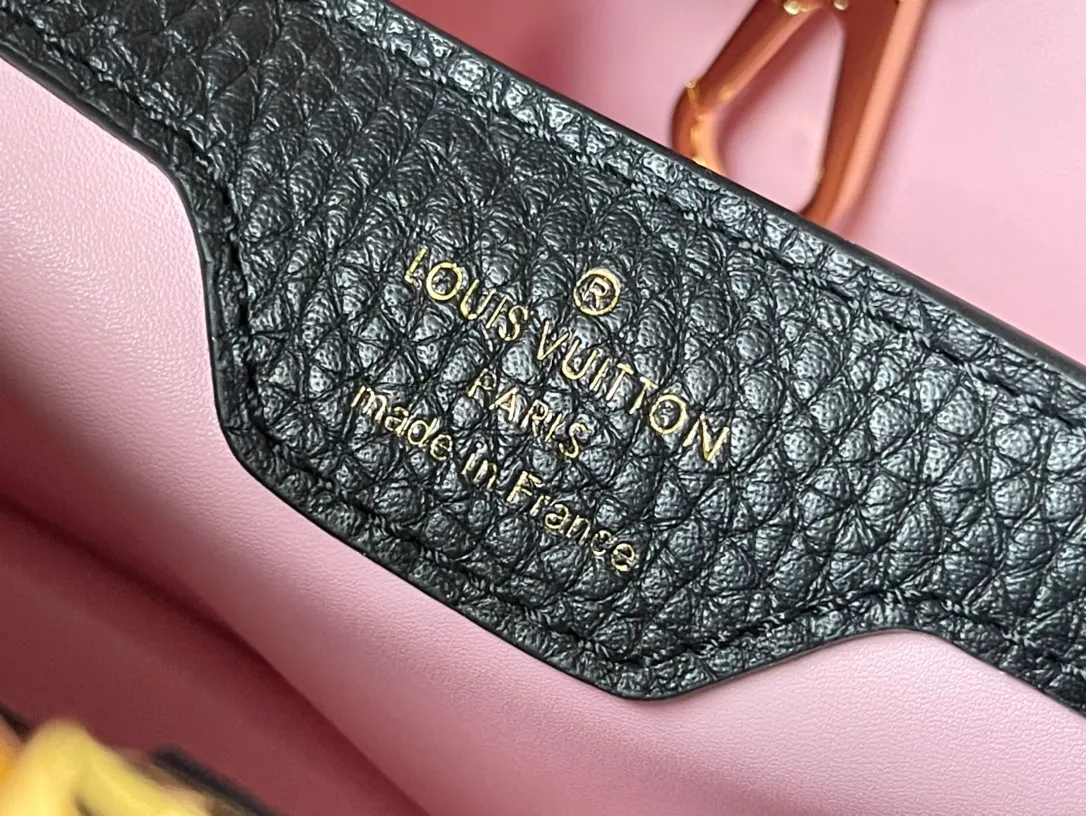 💰2660 (Special Grade Original Leather) M21641 Black Small This Capucines small handbag is made of Taurillon leather, with metal and resin links interlocking with each other, adding a fun carrying method in addition to the top handle and detachable wide shoulder strap. The signature flap of the Capucines collection is tucked in to reveal the logo. Dimensions: 27 x 18 x 9 cm