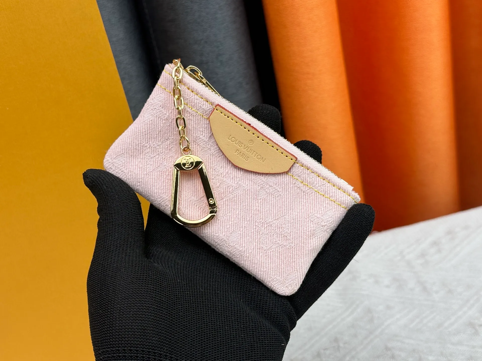 P100💰, wallet, top-quality original [photographed in real life with my own background] This Damier canvas small leather bag can hold change and keys, and can be easily put into a handbag or clothing pocket. Key ring, key hook can be hung on the D-ring provided with most Louis Vuitton handbags, zipper closure, Damier canvas texture and embossed calfskin, shiny gold-tone hardware. 👏👏Model 62650, size: 12x7cm,