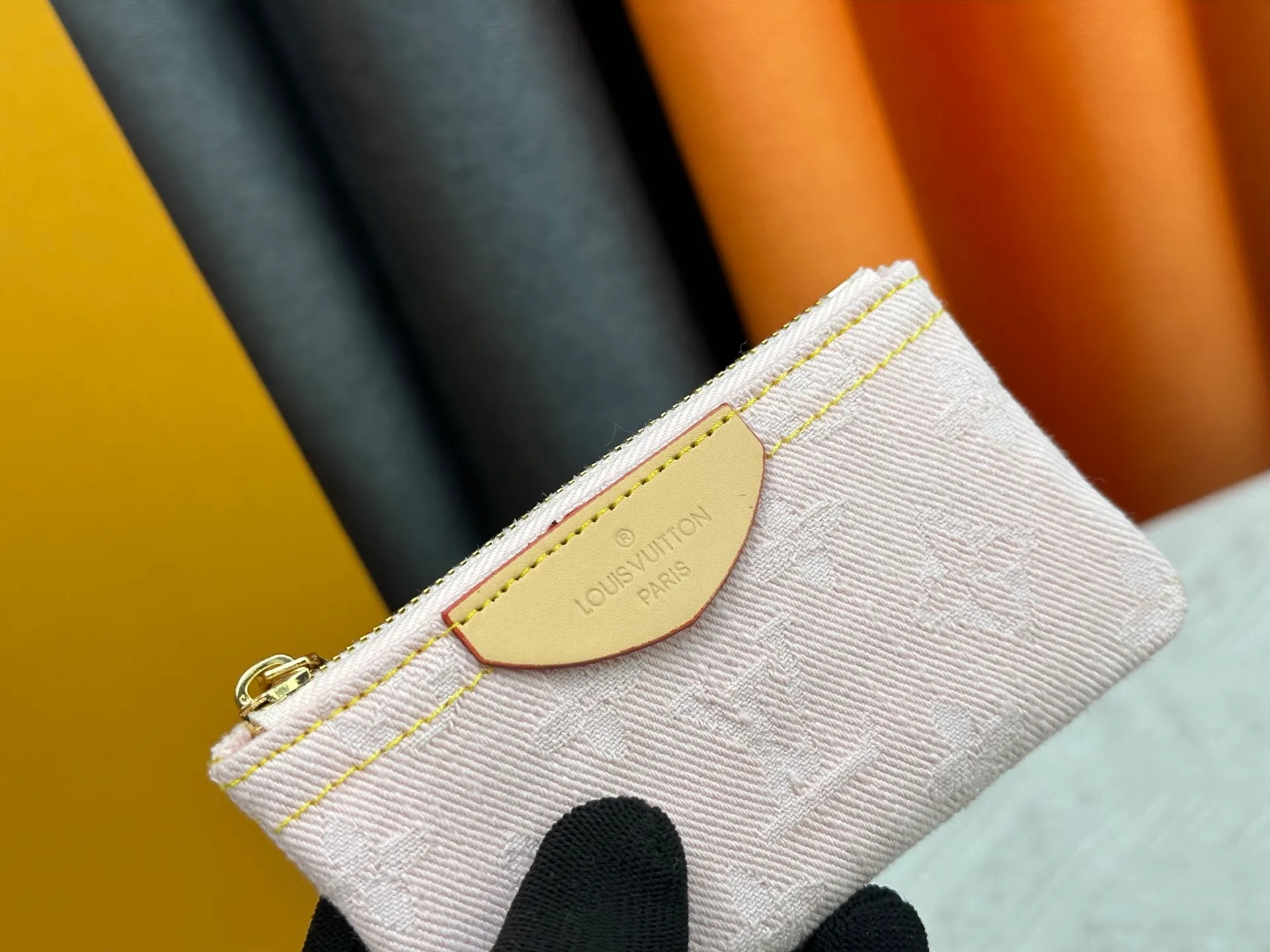 P100💰, wallet, top-quality original [photographed in real life with my own background] This Damier canvas small leather bag can hold change and keys, and can be easily put into a handbag or clothing pocket. Key ring, key hook can be hung on the D-ring provided with most Louis Vuitton handbags, zipper closure, Damier canvas texture and embossed calfskin, shiny gold-tone hardware. 👏👏Model 62650, size: 12x7cm,