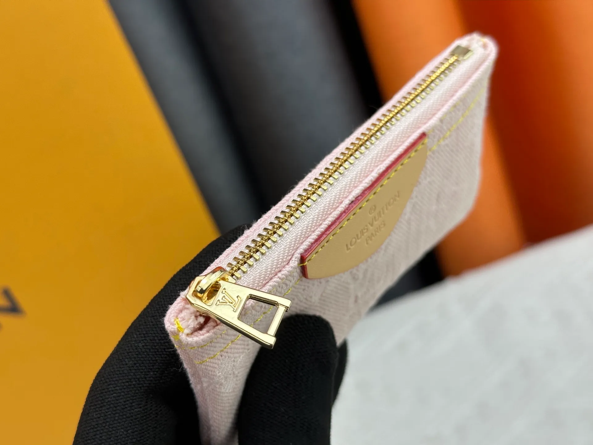 P100💰, wallet, top-quality original [photographed in real life with my own background] This Damier canvas small leather bag can hold change and keys, and can be easily put into a handbag or clothing pocket. Key ring, key hook can be hung on the D-ring provided with most Louis Vuitton handbags, zipper closure, Damier canvas texture and embossed calfskin, shiny gold-tone hardware. 👏👏Model 62650, size: 12x7cm,