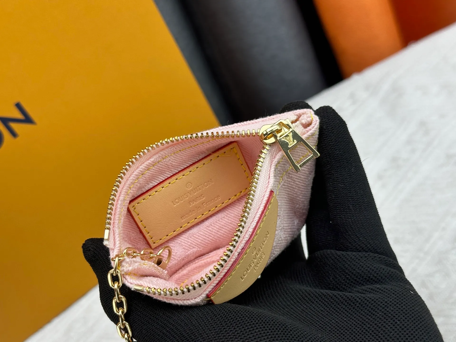 P100💰, wallet, top-quality original [photographed in real life with my own background] This Damier canvas small leather bag can hold change and keys, and can be easily put into a handbag or clothing pocket. Key ring, key hook can be hung on the D-ring provided with most Louis Vuitton handbags, zipper closure, Damier canvas texture and embossed calfskin, shiny gold-tone hardware. 👏👏Model 62650, size: 12x7cm,