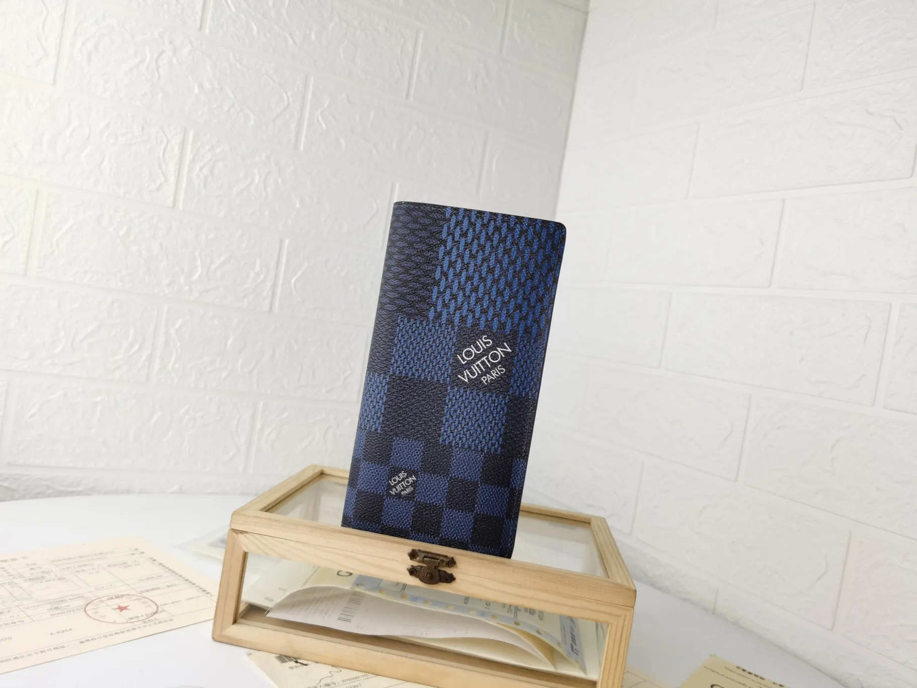P130💰Top original version💎【Real shot with home background】Model: N60435 Wallet Louis Vuitton's classic Brazza wallet uses Damier Graphite Pixel canvas material to highlight the digital style. The traditional Damier Graphite checkerboard pattern is presented in a subversive pixel form in 2019. It combines various pockets, compartments and credit card slots into one stylish and convenient bag. 62665