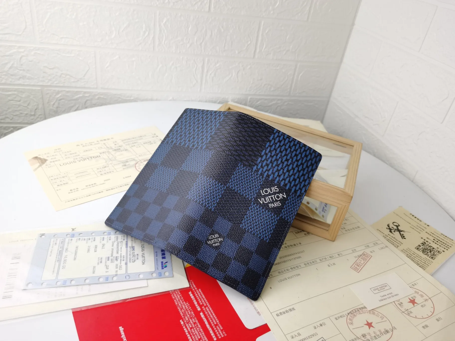 P130💰Top original version💎【Real shot with home background】Model: N60435 Wallet Louis Vuitton's classic Brazza wallet uses Damier Graphite Pixel canvas material to highlight the digital style. The traditional Damier Graphite checkerboard pattern is presented in a subversive pixel form in 2019. It combines various pockets, compartments and credit card slots into one stylish and convenient bag. 62665