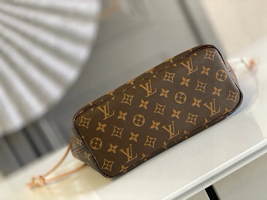 💰780 (Small Steel Nail) Top Original M41000 Red NEVERFULL PM This Neverfull MM handbag combines timeless classic design with traditional details. It is made of Monogram canvas and trimmed with natural cowhide. The interior is extra spacious but not heavy. Tighten the side straps to create a fashionable and charming shape, and loosen them to show a more casual atmosphere. The slim and comfortable handle can be easily slung over the shoulder or carried by arm. Lined in a vibrant color, the bag has a detachable organizer that can be used independently as a clutch or as an extra pocket. 29 cm