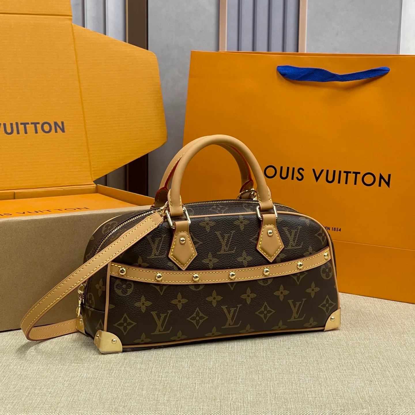 [Upgraded version] P560¥ New counter model·Upgraded version·High quality·With gift box🎁Packaging~, presbyopic bowling bag Model: M13084. This is a young LV. The bright colors painted by Japanese artist Takashi Murakami are retro and fashionable. The bow is a bonus. The Boston style is retro and fashionable. Adjustable shoulder straps. Cross-body carry size: 27X14X10