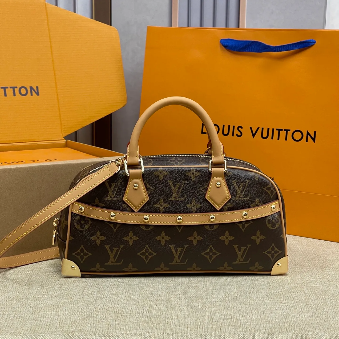 [Upgraded version] P560¥ New counter model·Upgraded version·High quality·With gift box🎁Packaging~, presbyopic bowling bag Model: M13084. This is a young LV. The bright colors painted by Japanese artist Takashi Murakami are retro and fashionable. The bow is a bonus. The Boston style is retro and fashionable. Adjustable shoulder straps. Cross-body carry size: 27X14X10