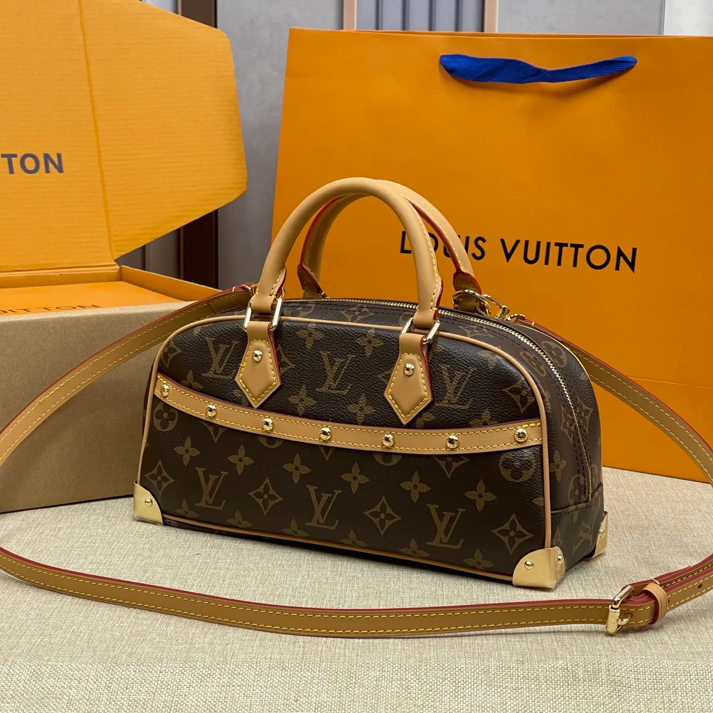 [Upgraded version] P560¥ New counter model·Upgraded version·High quality·With gift box🎁Packaging~, presbyopic bowling bag Model: M13084. This is a young LV. The bright colors painted by Japanese artist Takashi Murakami are retro and fashionable. The bow is a bonus. The Boston style is retro and fashionable. Adjustable shoulder straps. Cross-body carry size: 27X14X10