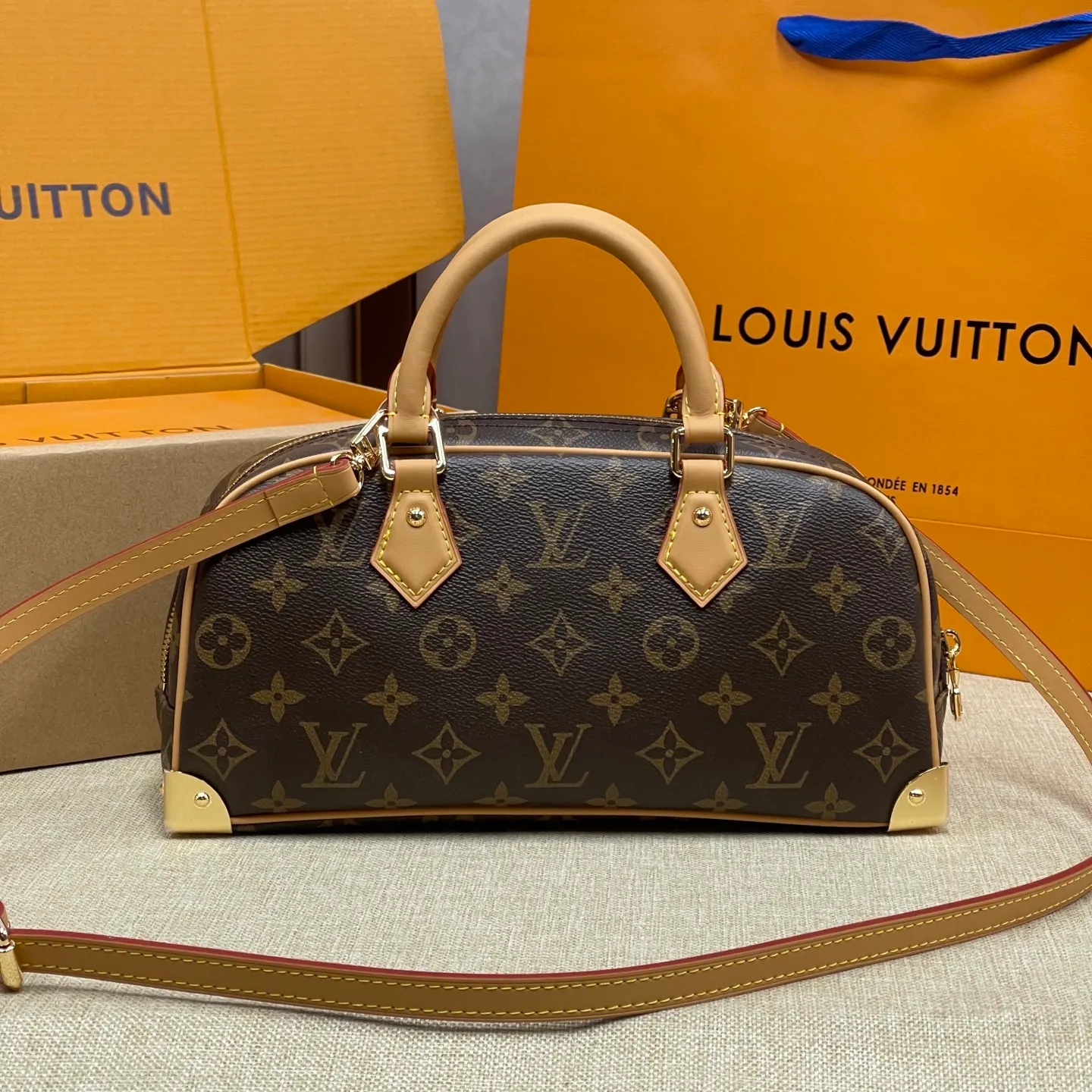 [Upgraded version] P560¥ New counter model·Upgraded version·High quality·With gift box🎁Packaging~, presbyopic bowling bag Model: M13084. This is a young LV. The bright colors painted by Japanese artist Takashi Murakami are retro and fashionable. The bow is a bonus. The Boston style is retro and fashionable. Adjustable shoulder straps. Cross-body carry size: 27X14X10