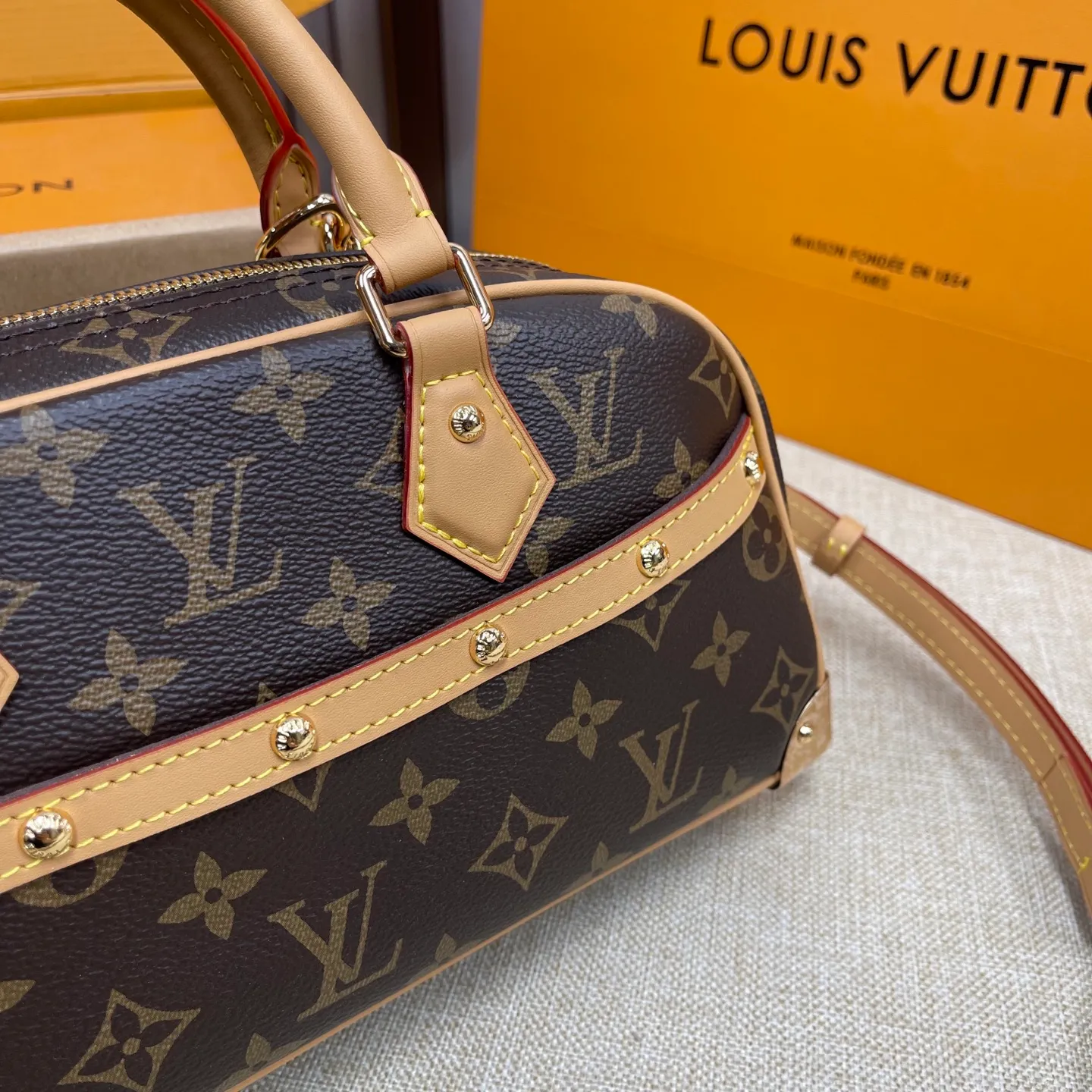 [Upgraded version] P560¥ New counter model·Upgraded version·High quality·With gift box🎁Packaging~, presbyopic bowling bag Model: M13084. This is a young LV. The bright colors painted by Japanese artist Takashi Murakami are retro and fashionable. The bow is a bonus. The Boston style is retro and fashionable. Adjustable shoulder straps. Cross-body carry size: 27X14X10