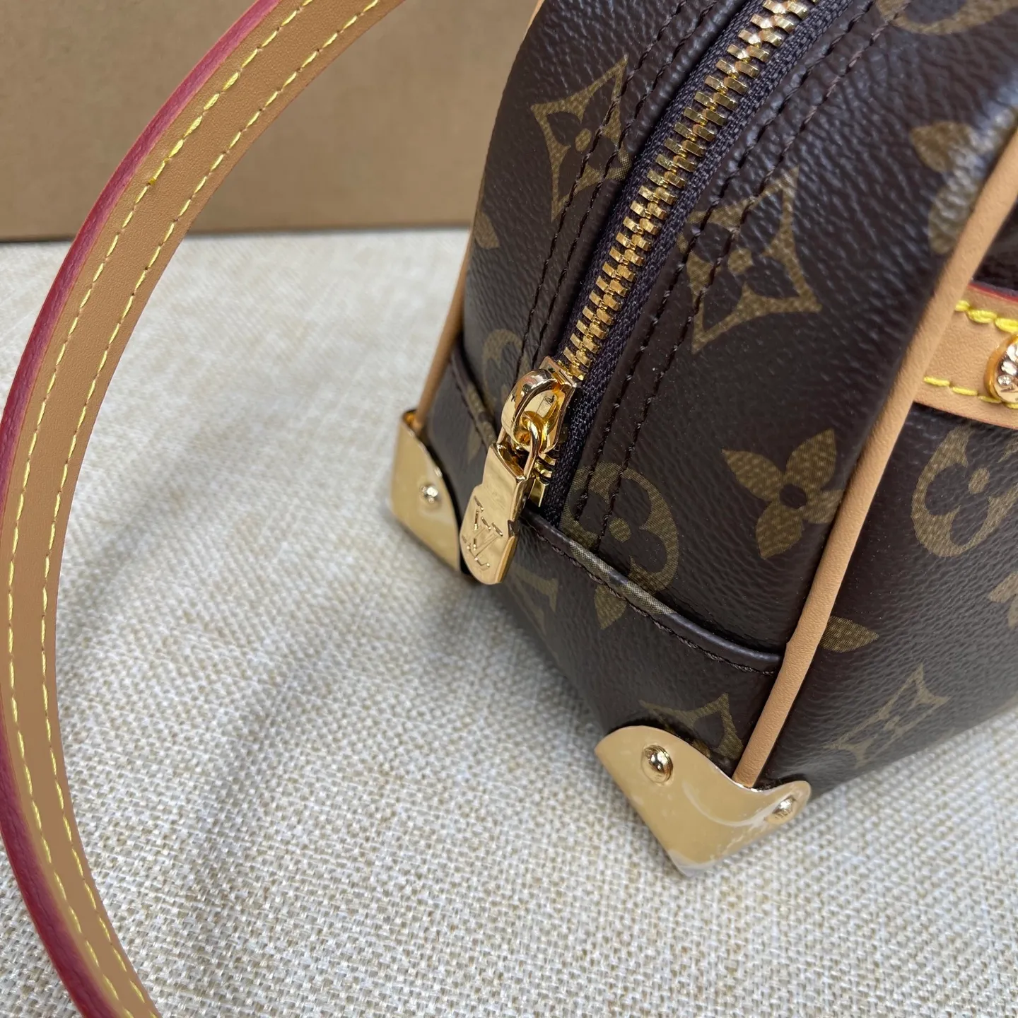 [Upgraded version] P560¥ New counter model·Upgraded version·High quality·With gift box🎁Packaging~, presbyopic bowling bag Model: M13084. This is a young LV. The bright colors painted by Japanese artist Takashi Murakami are retro and fashionable. The bow is a bonus. The Boston style is retro and fashionable. Adjustable shoulder straps. Cross-body carry size: 27X14X10