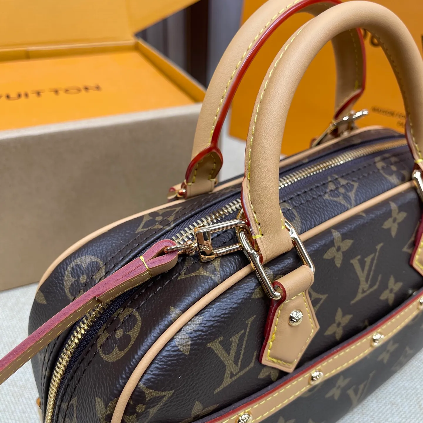 [Upgraded version] P560¥ New counter model·Upgraded version·High quality·With gift box🎁Packaging~, presbyopic bowling bag Model: M13084. This is a young LV. The bright colors painted by Japanese artist Takashi Murakami are retro and fashionable. The bow is a bonus. The Boston style is retro and fashionable. Adjustable shoulder straps. Cross-body carry size: 27X14X10