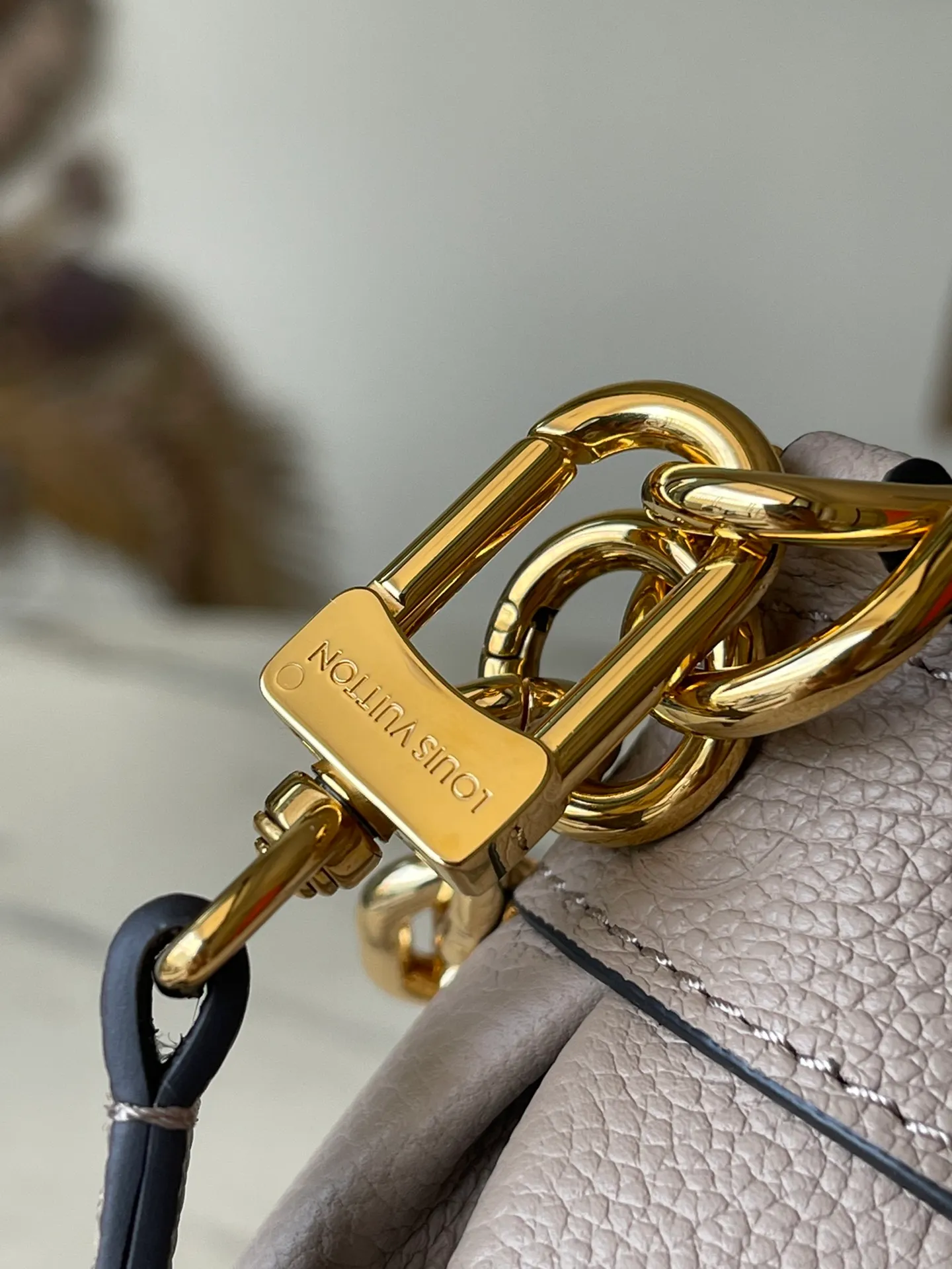 💰1180 (top layer leather) top original order M45836. Support counter inspection. Photos taken of duty-free goods are consistent with the product without unpacking. This product is an exclusive duty-free product in the market and is the highest-end product. Inspection is supported. This product has passed strict inspection and is flawless. Please wear gloves when touching the product. This product is not returnable or exchangeable. Please confirm the product first and then remove the label on the handle. This product is temporarily not open to the public, only regular customers, and is in short supply. Dimensions: 24 x 14 x 9 cm