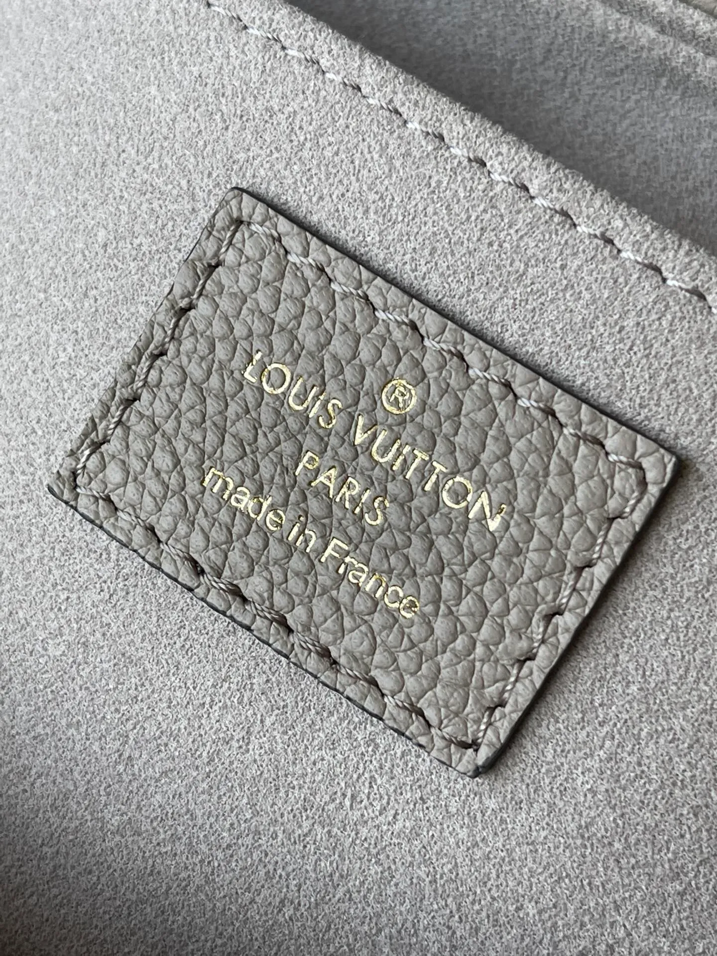 💰1180 (top layer leather) top original order M45836. Support counter inspection. Photos taken of duty-free goods are consistent with the product without unpacking. This product is an exclusive duty-free product in the market and is the highest-end product. Inspection is supported. This product has passed strict inspection and is flawless. Please wear gloves when touching the product. This product is not returnable or exchangeable. Please confirm the product first and then remove the label on the handle. This product is temporarily not open to the public, only regular customers, and is in short supply. Dimensions: 24 x 14 x 9 cm