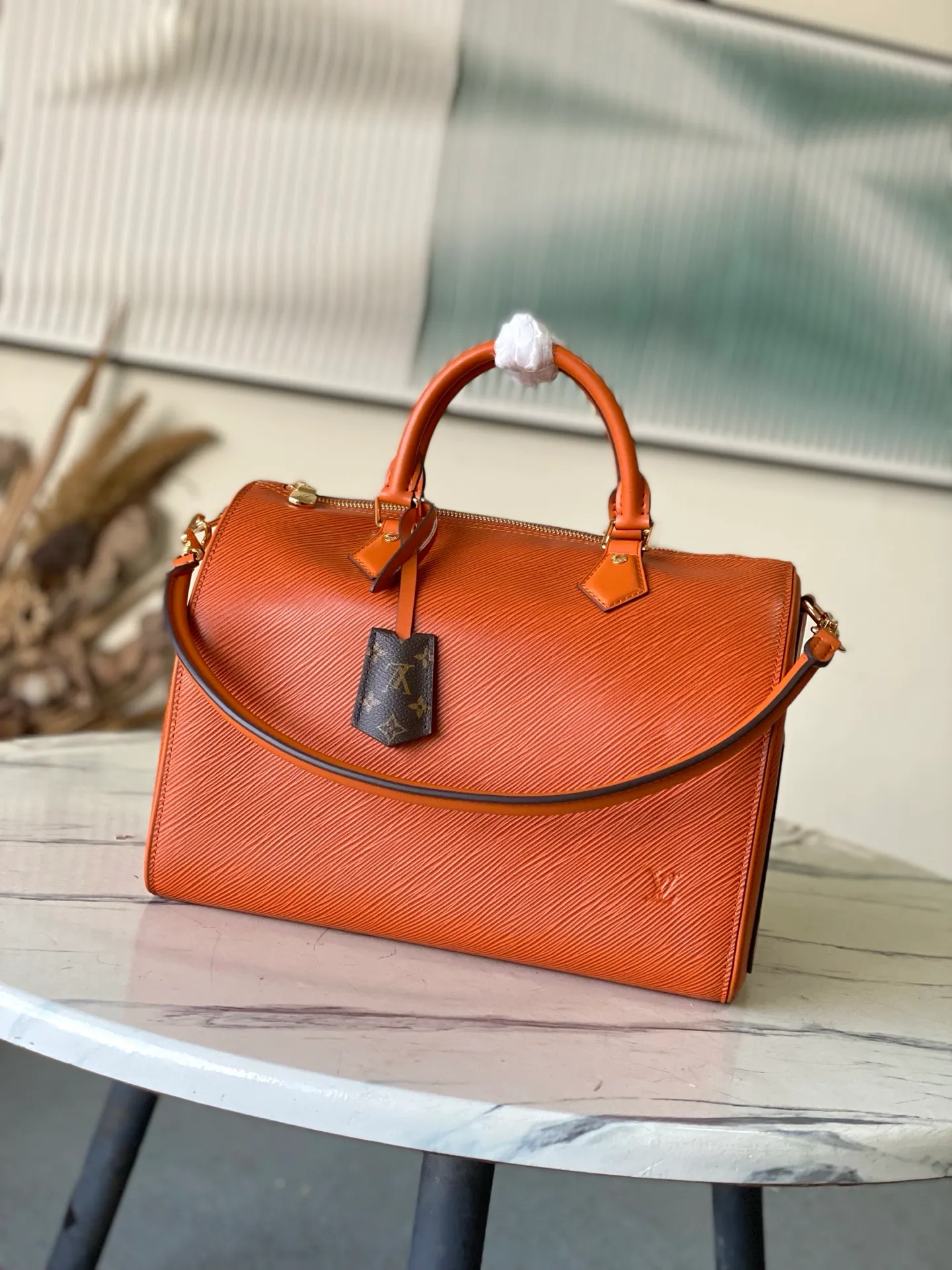 💰1340 (first-grain leather) Top-quality original order M25915 Caramel This Speedy Bandoulière 30 handbag is carefully designed by Pharrell Williams’ fashion partner Nigo. The Monogram pattern on the cowhide is paired with the French and Japanese handwritten words of “Louis Vuitton”, “Paris” and “Tokyo”. The leather trim continues the same print, creating a unique and eye-catching visual effect. 32 x 22.5 x 18 (cm)