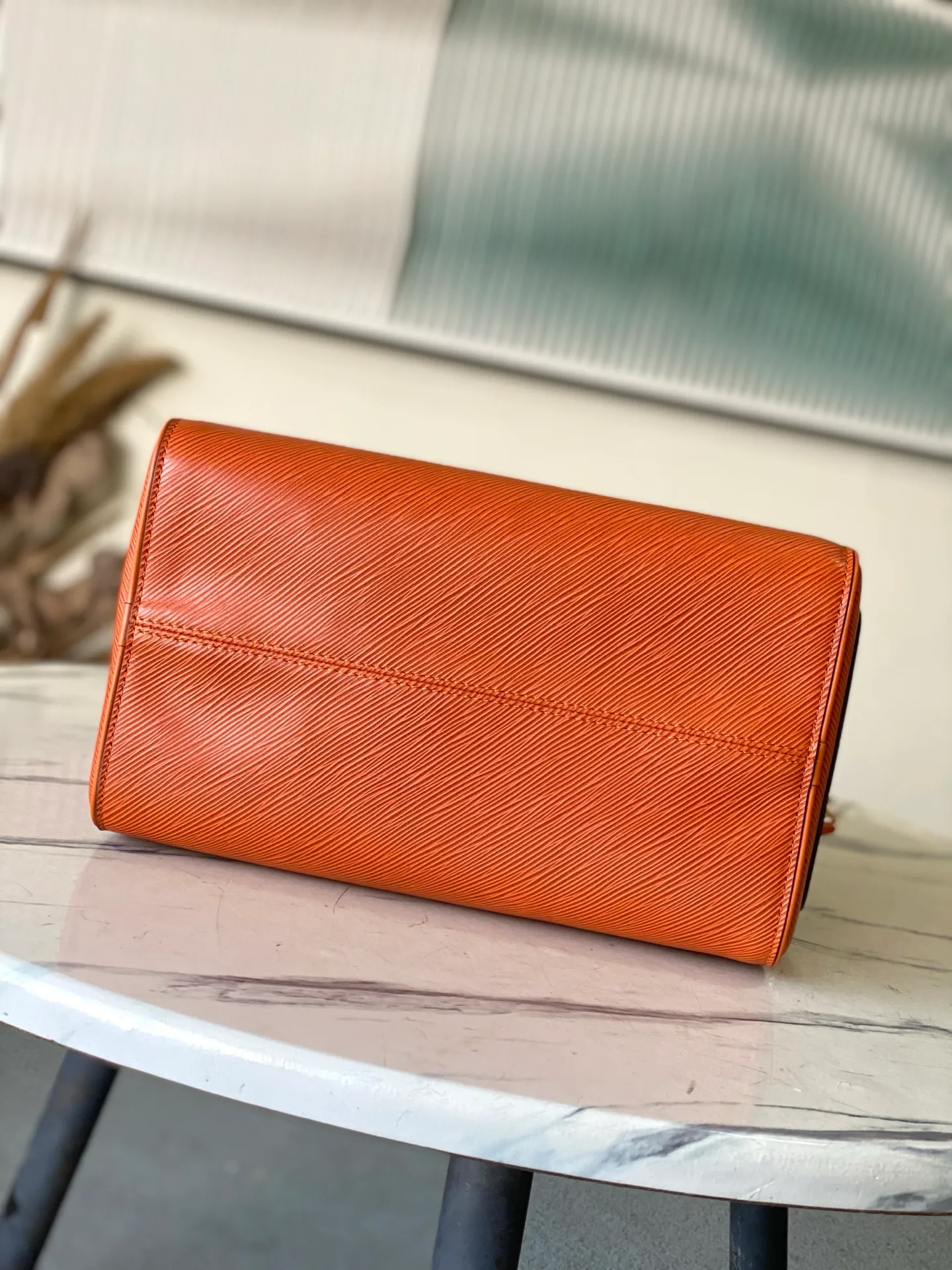 💰1340 (first-grain leather) Top-quality original order M25915 Caramel This Speedy Bandoulière 30 handbag is carefully designed by Pharrell Williams’ fashion partner Nigo. The Monogram pattern on the cowhide is paired with the French and Japanese handwritten words of “Louis Vuitton”, “Paris” and “Tokyo”. The leather trim continues the same print, creating a unique and eye-catching visual effect. 32 x 22.5 x 18 (cm)
