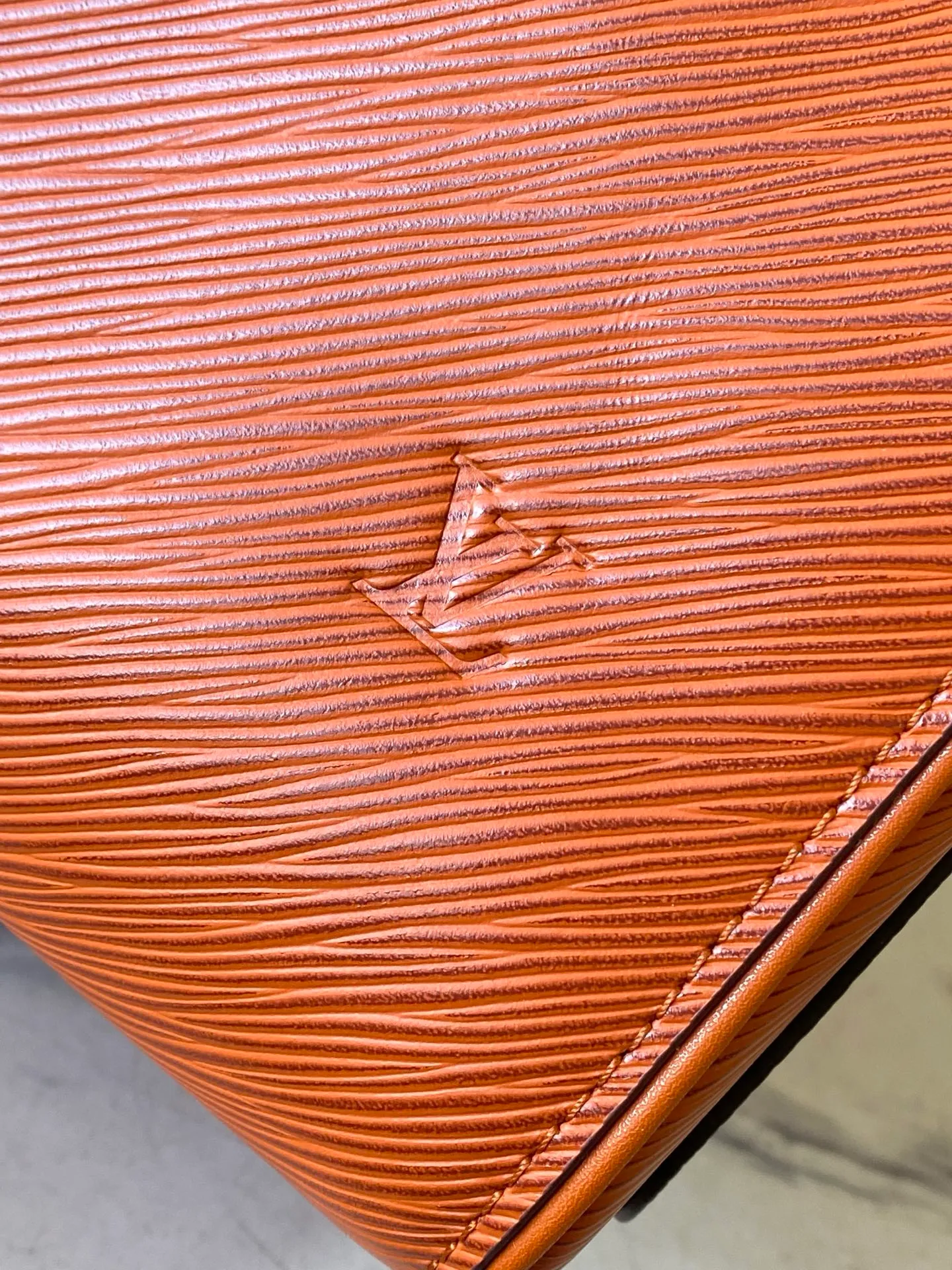 💰1340 (first-grain leather) Top-quality original order M25915 Caramel This Speedy Bandoulière 30 handbag is carefully designed by Pharrell Williams’ fashion partner Nigo. The Monogram pattern on the cowhide is paired with the French and Japanese handwritten words of “Louis Vuitton”, “Paris” and “Tokyo”. The leather trim continues the same print, creating a unique and eye-catching visual effect. 32 x 22.5 x 18 (cm)