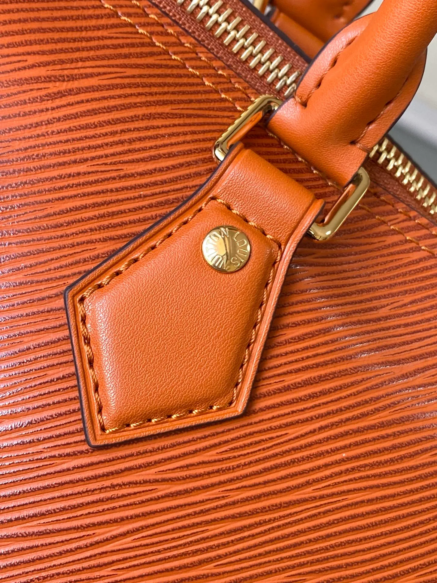 💰1340 (first-grain leather) Top-quality original order M25915 Caramel This Speedy Bandoulière 30 handbag is carefully designed by Pharrell Williams’ fashion partner Nigo. The Monogram pattern on the cowhide is paired with the French and Japanese handwritten words of “Louis Vuitton”, “Paris” and “Tokyo”. The leather trim continues the same print, creating a unique and eye-catching visual effect. 32 x 22.5 x 18 (cm)