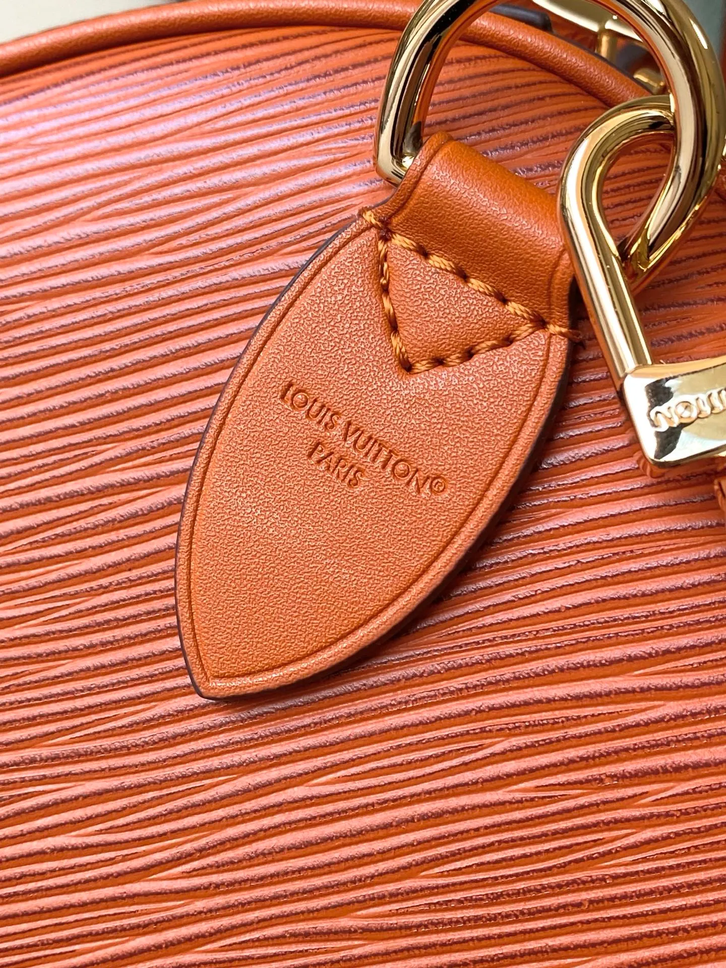 💰1340 (first-grain leather) Top-quality original order M25915 Caramel This Speedy Bandoulière 30 handbag is carefully designed by Pharrell Williams’ fashion partner Nigo. The Monogram pattern on the cowhide is paired with the French and Japanese handwritten words of “Louis Vuitton”, “Paris” and “Tokyo”. The leather trim continues the same print, creating a unique and eye-catching visual effect. 32 x 22.5 x 18 (cm)