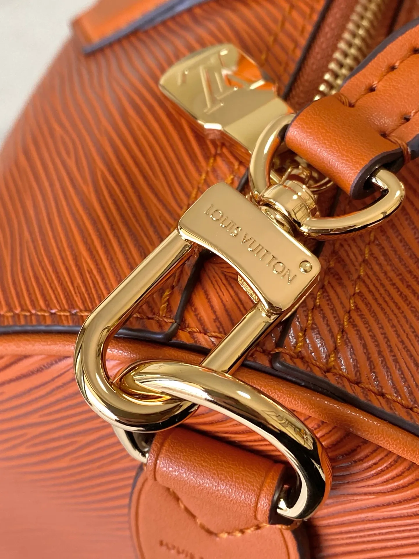 💰1340 (first-grain leather) Top-quality original order M25915 Caramel This Speedy Bandoulière 30 handbag is carefully designed by Pharrell Williams’ fashion partner Nigo. The Monogram pattern on the cowhide is paired with the French and Japanese handwritten words of “Louis Vuitton”, “Paris” and “Tokyo”. The leather trim continues the same print, creating a unique and eye-catching visual effect. 32 x 22.5 x 18 (cm)