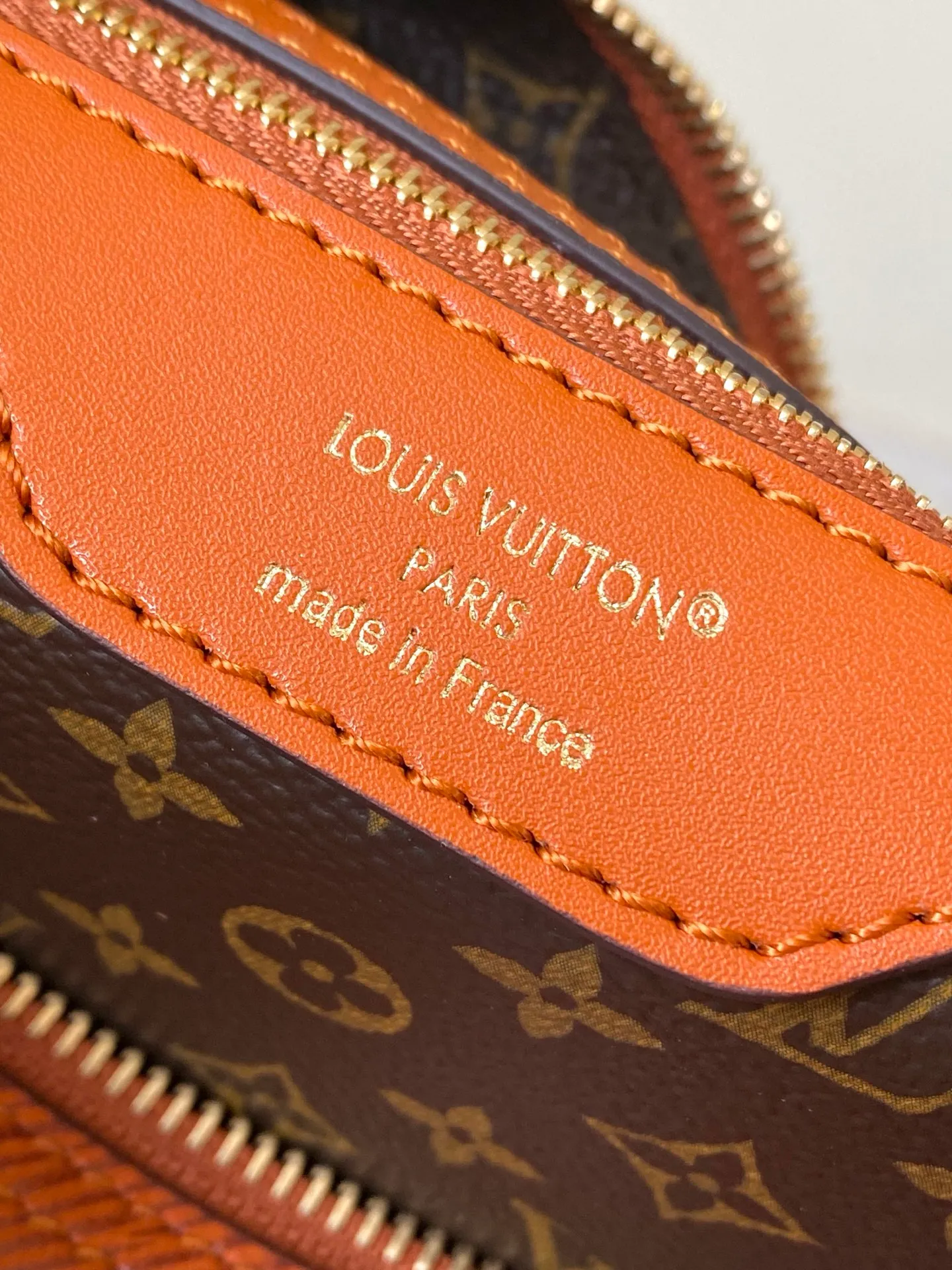 💰1340 (first-grain leather) Top-quality original order M25915 Caramel This Speedy Bandoulière 30 handbag is carefully designed by Pharrell Williams’ fashion partner Nigo. The Monogram pattern on the cowhide is paired with the French and Japanese handwritten words of “Louis Vuitton”, “Paris” and “Tokyo”. The leather trim continues the same print, creating a unique and eye-catching visual effect. 32 x 22.5 x 18 (cm)
