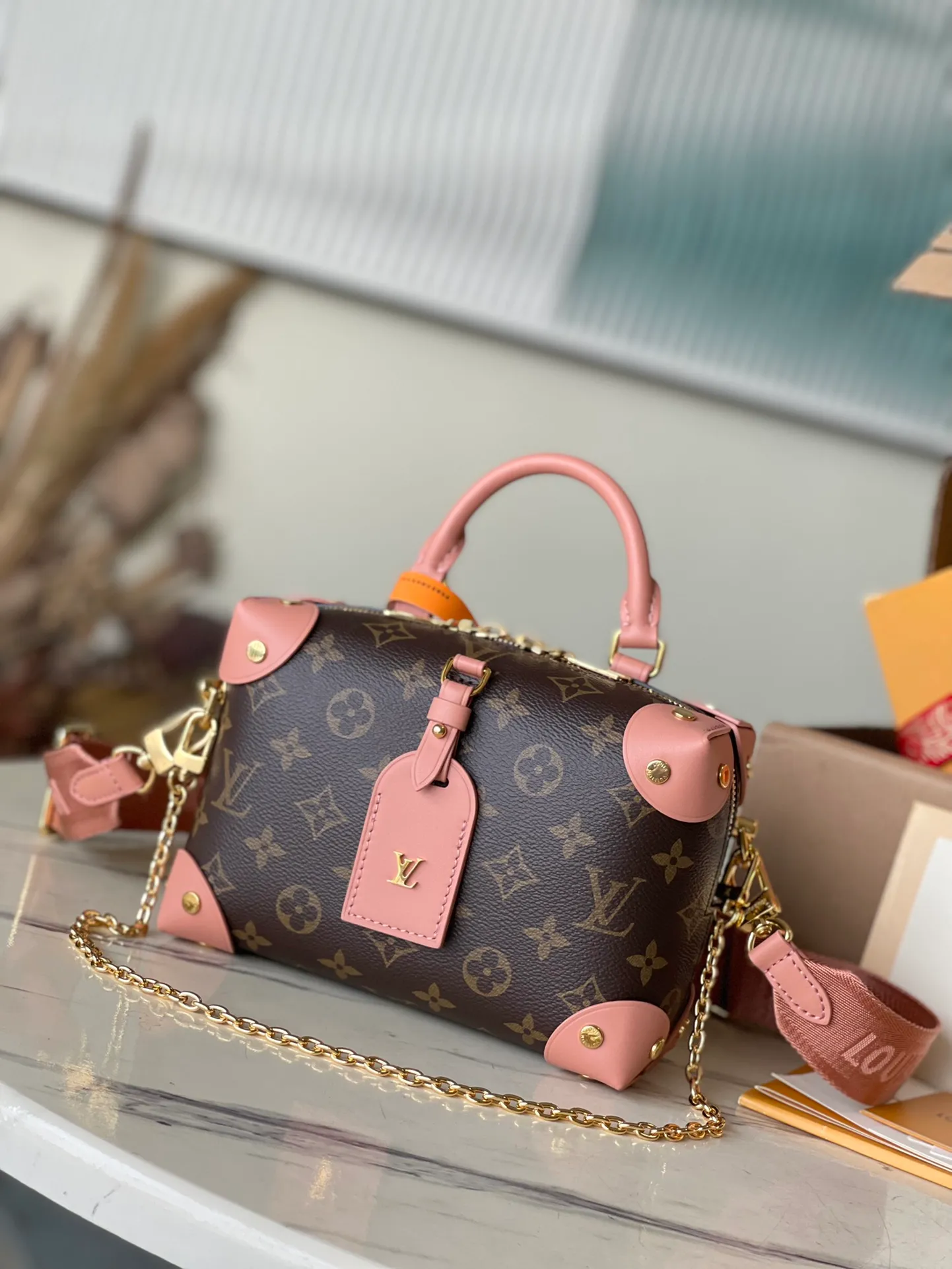 💰880 Top original order M45531 pink. Support counter inspection. Photos taken of duty-free goods are consistent with the product without unpacking. This product is an exclusive duty-free product in the market and is the highest-end product. Inspection is supported. This product has passed strict inspection and is flawless. Please wear gloves when touching the product. This product is not returnable or exchangeable. Please confirm the product first and then remove the label on the handle. This product is temporarily not open to the public, only regular customers, and is in short supply. Dimensions: 20 x 14 x 7.5 cm