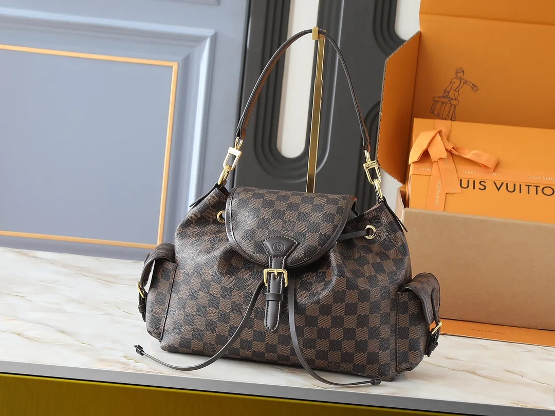 💰280💰Upgraded from the original M25085. This Odysée handbag is from the 2025 early autumn series, paying tribute to the brand heritage with a stylish everyday design. Dazzling buckles and detachable chains accentuate the Monogram canvas body, and the side pockets provide easy access to keys, lipstick and other small items. Dimensions: 27.0 x 17.0 x 12.0 cm (length x height x width)