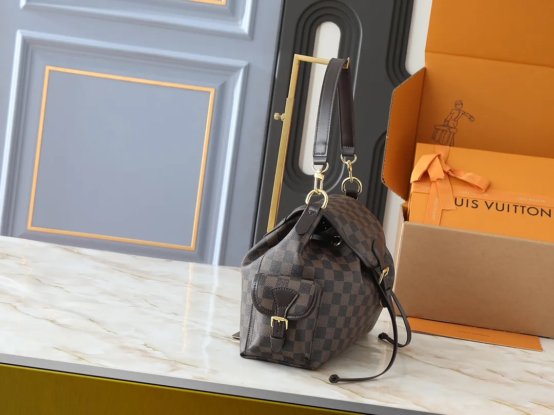 💰280💰Upgraded from the original M25085. This Odysée handbag is from the 2025 early autumn series, paying tribute to the brand heritage with a stylish everyday design. Dazzling buckles and detachable chains accentuate the Monogram canvas body, and the side pockets provide easy access to keys, lipstick and other small items. Dimensions: 27.0 x 17.0 x 12.0 cm (length x height x width)